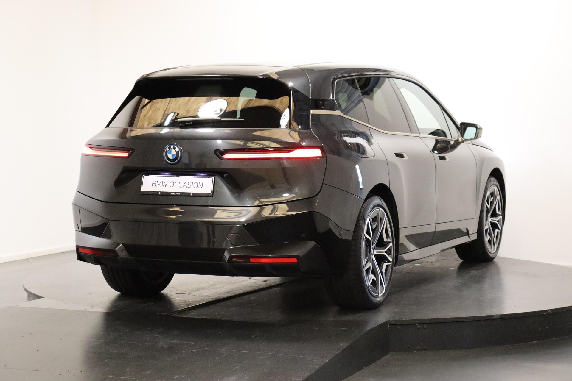 BMW iX xDrive50-image-4