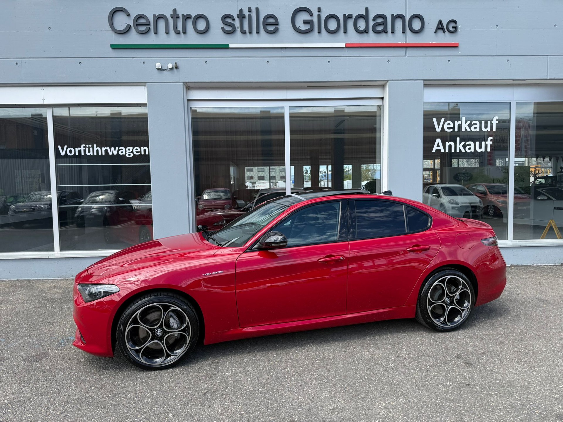 ALFA ROMEO Giulia Veloce 2.0 280PS Q4 AT8 Pack Sky MY23/24-showroom-element-1
