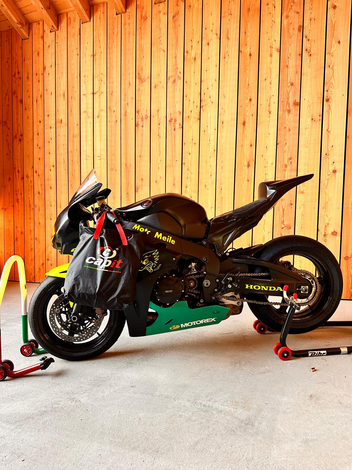 HONDA CBR 1000 RR Fireblade-image-0
