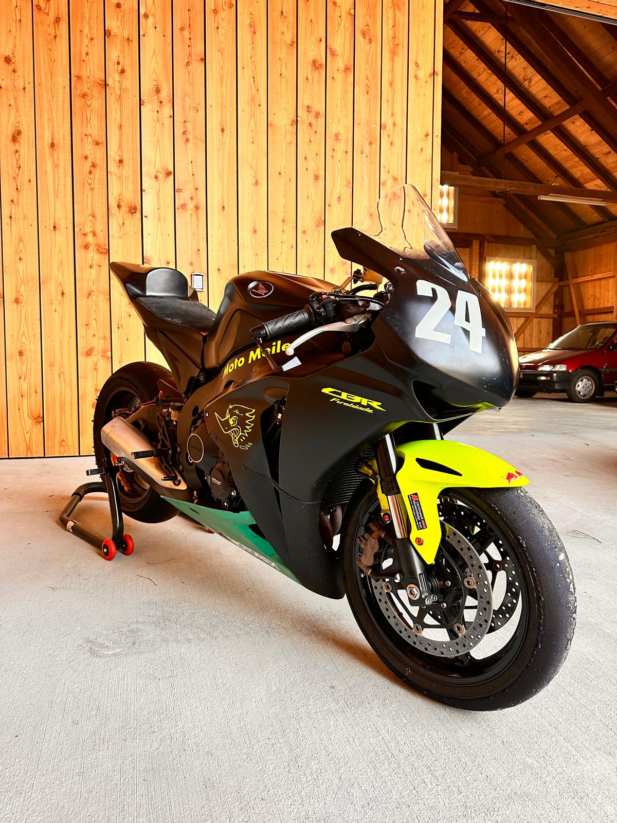 HONDA CBR 1000 RR Fireblade-image-1