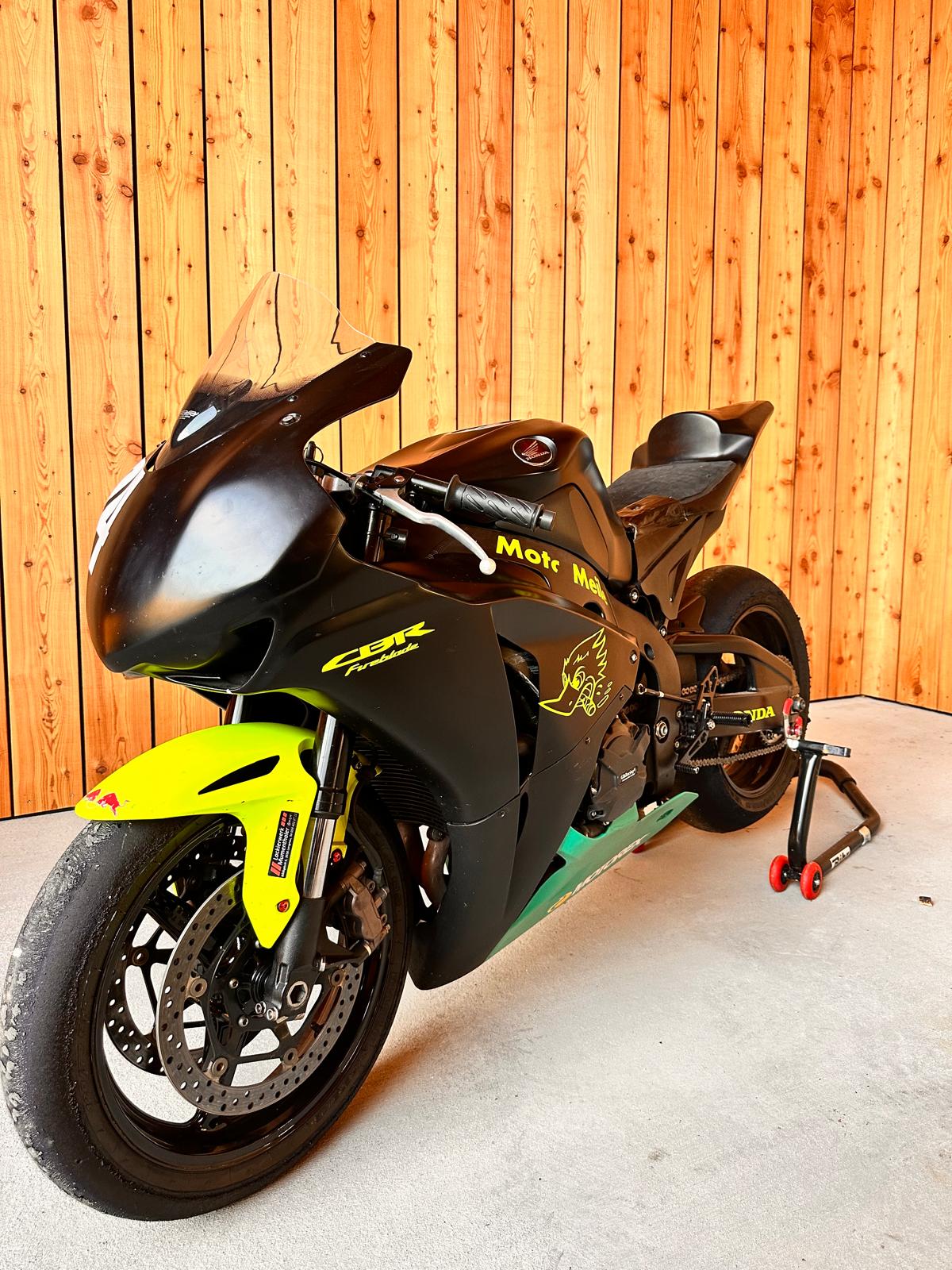 HONDA CBR 1000 RR Fireblade-image-2