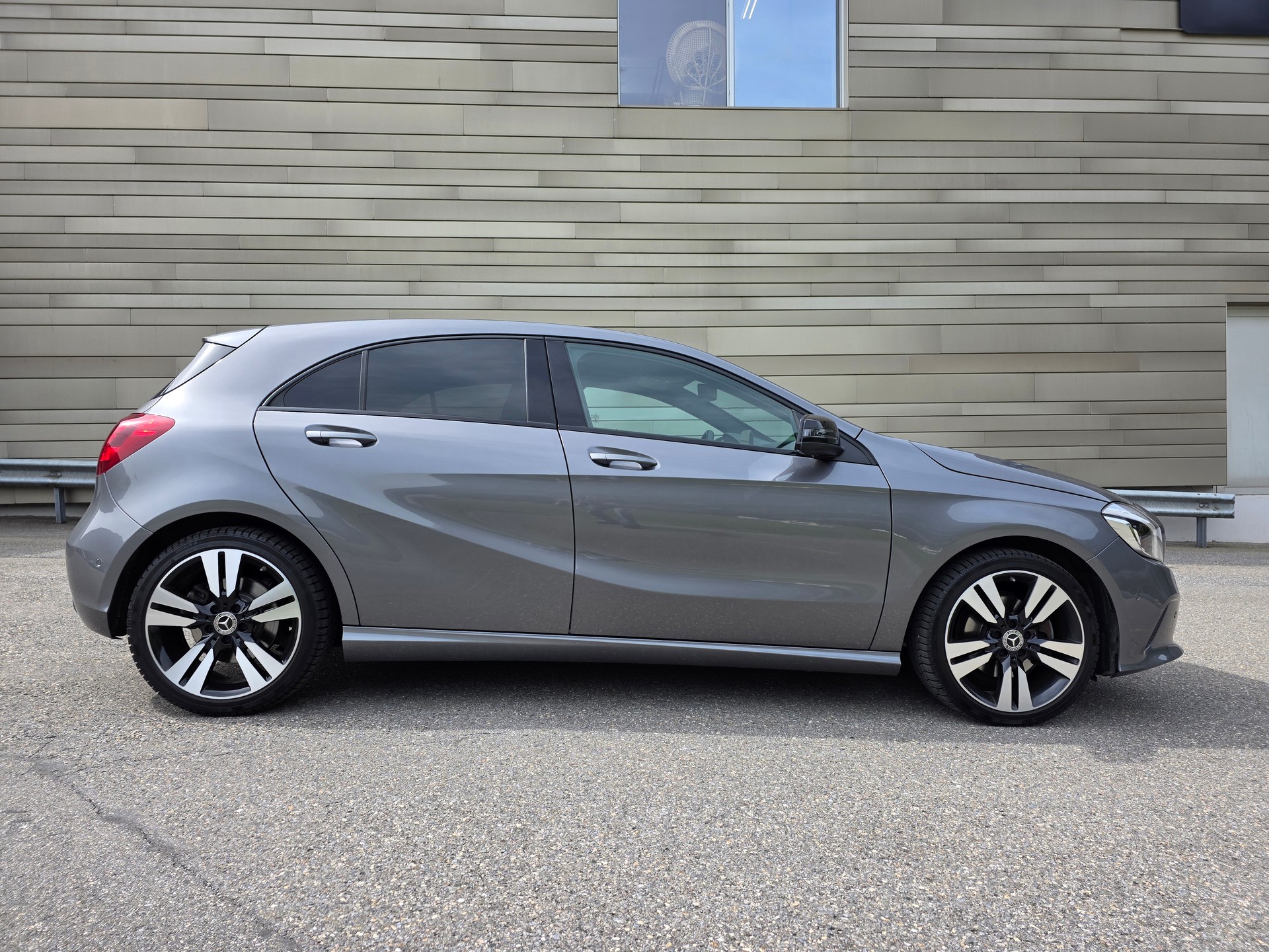 MERCEDES-BENZ A 220 4Matic 7G-DCT-showroom-element-3