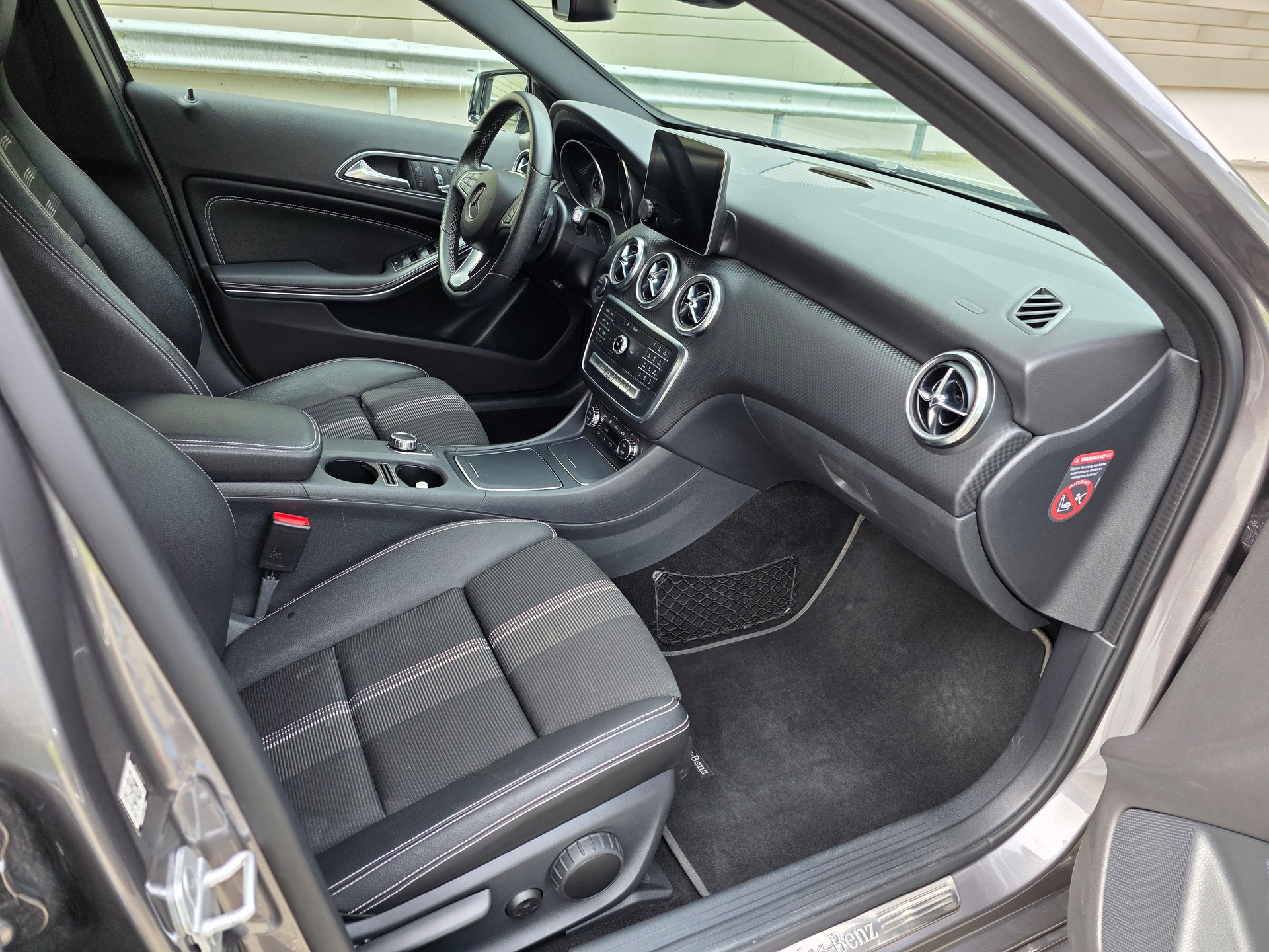 MERCEDES-BENZ A 220 4Matic 7G-DCT-image-24