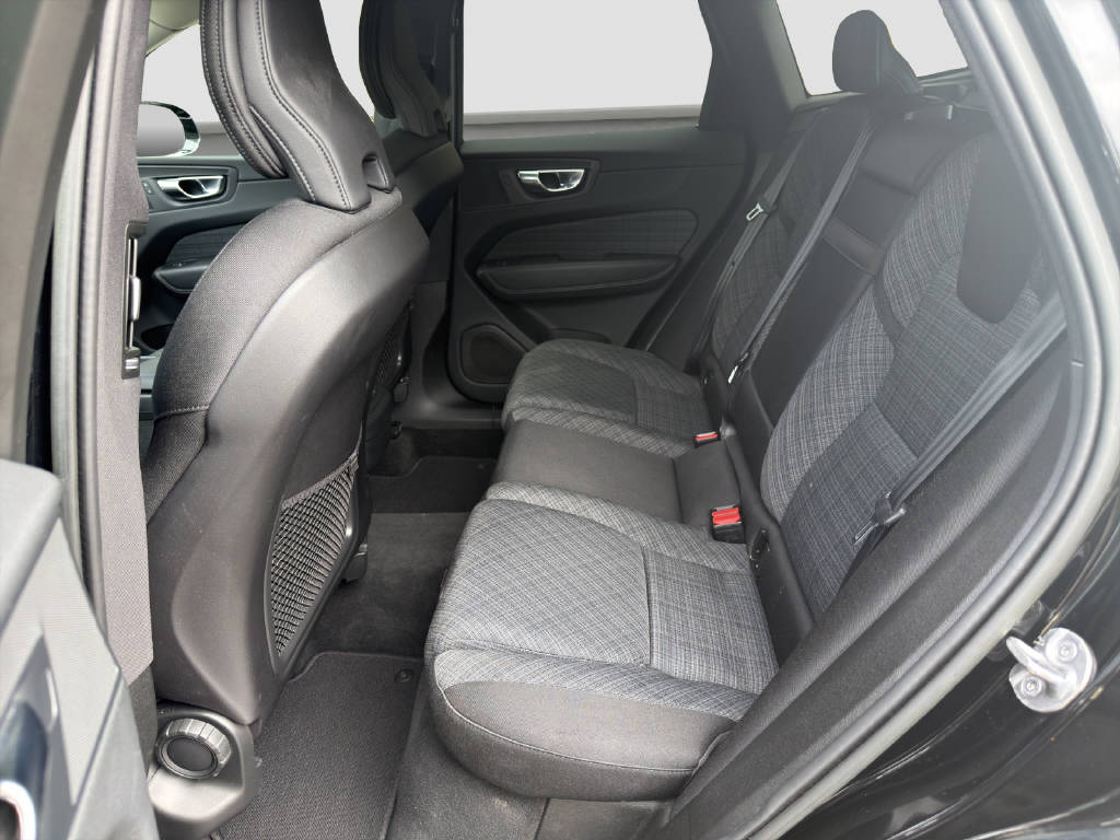 VOLVO XC60 2.0 B5 MH Momentum AWD-image-11