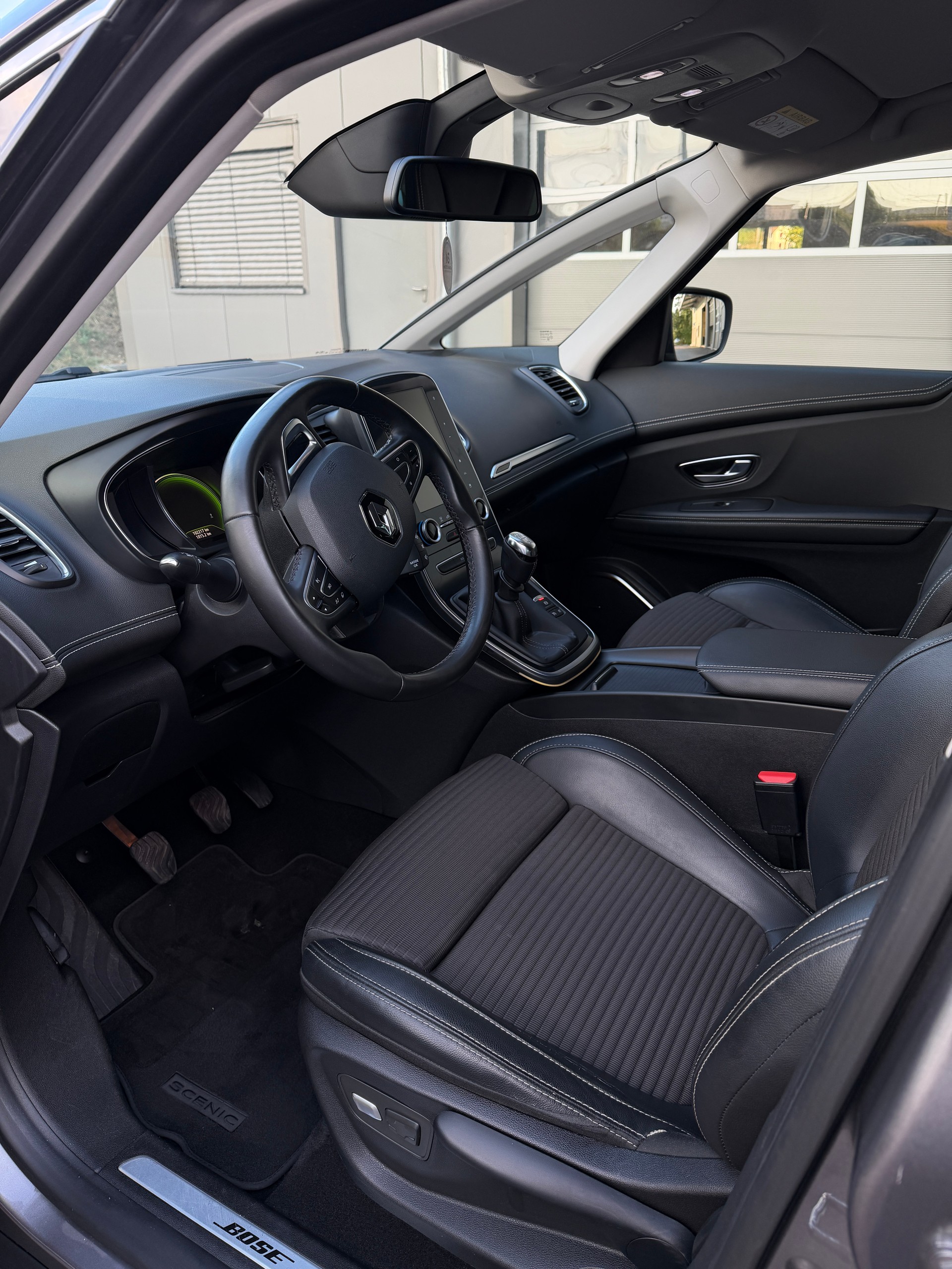 RENAULT 1.5 dCi Hybrid Assist Bose-image-2