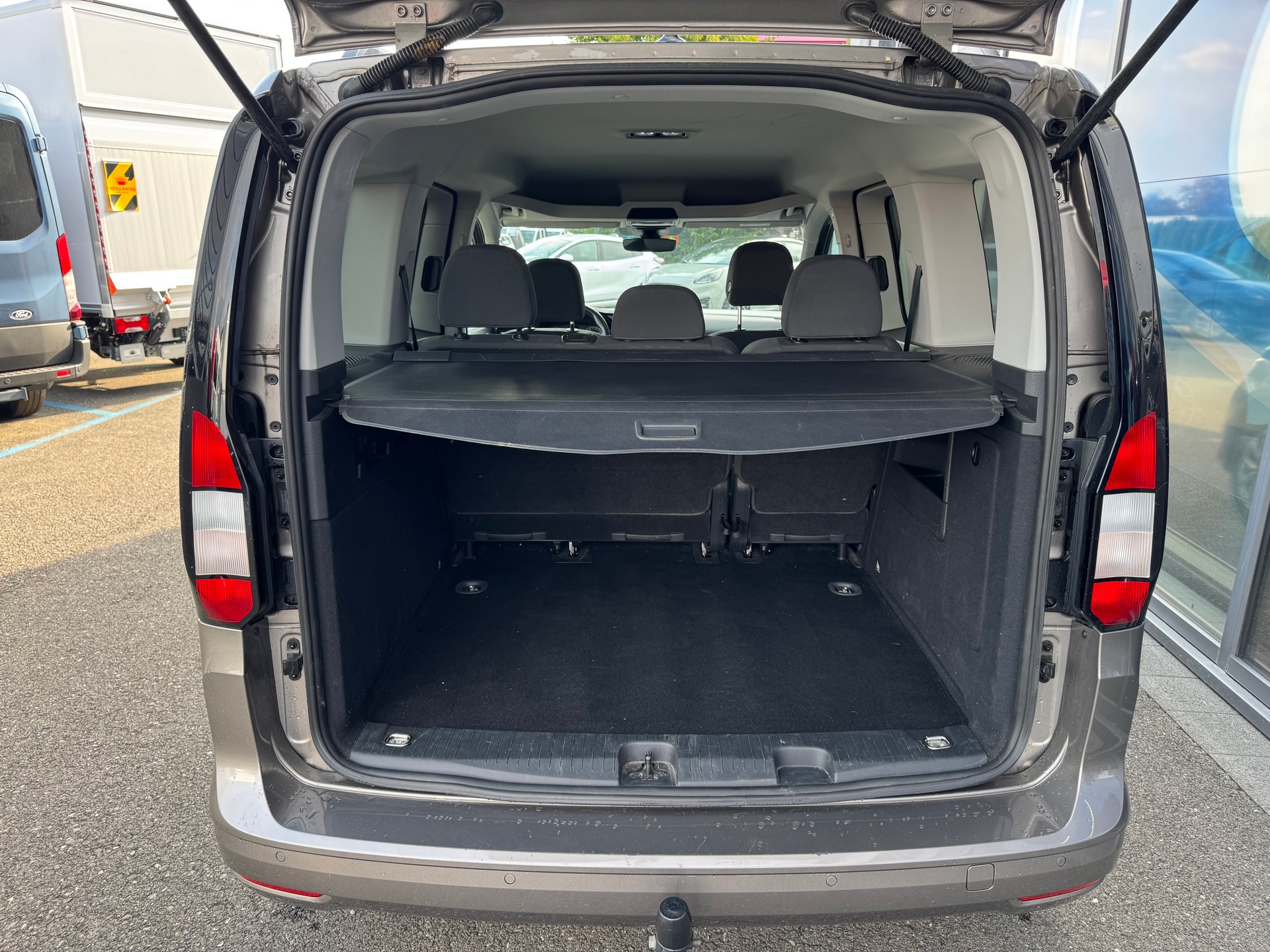 FORD TOURNEO Connect 1.5 EcoBoost 114 Titanium-image-4