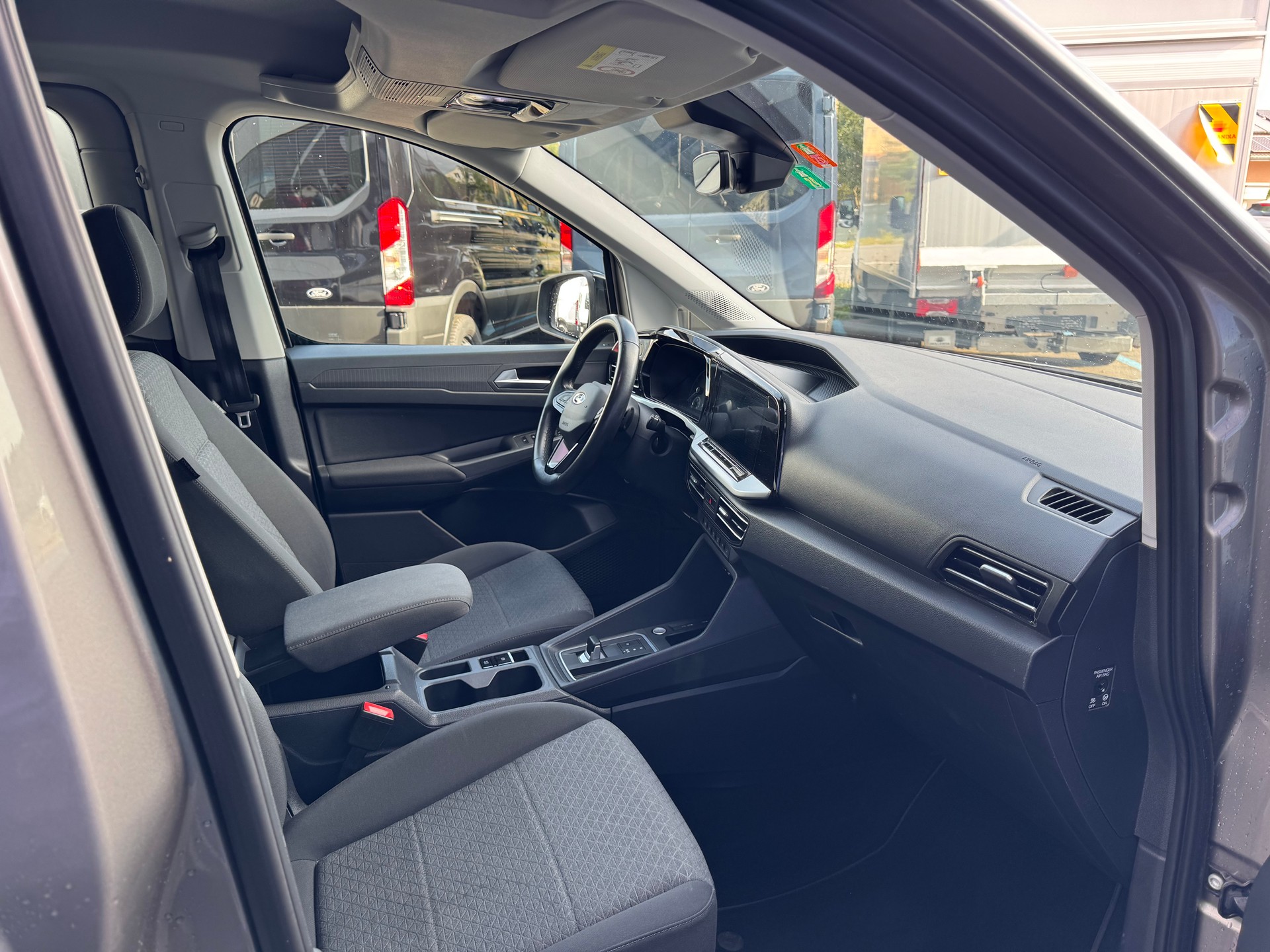 FORD TOURNEO Connect 1.5 EcoBoost 114 Titanium-image-11