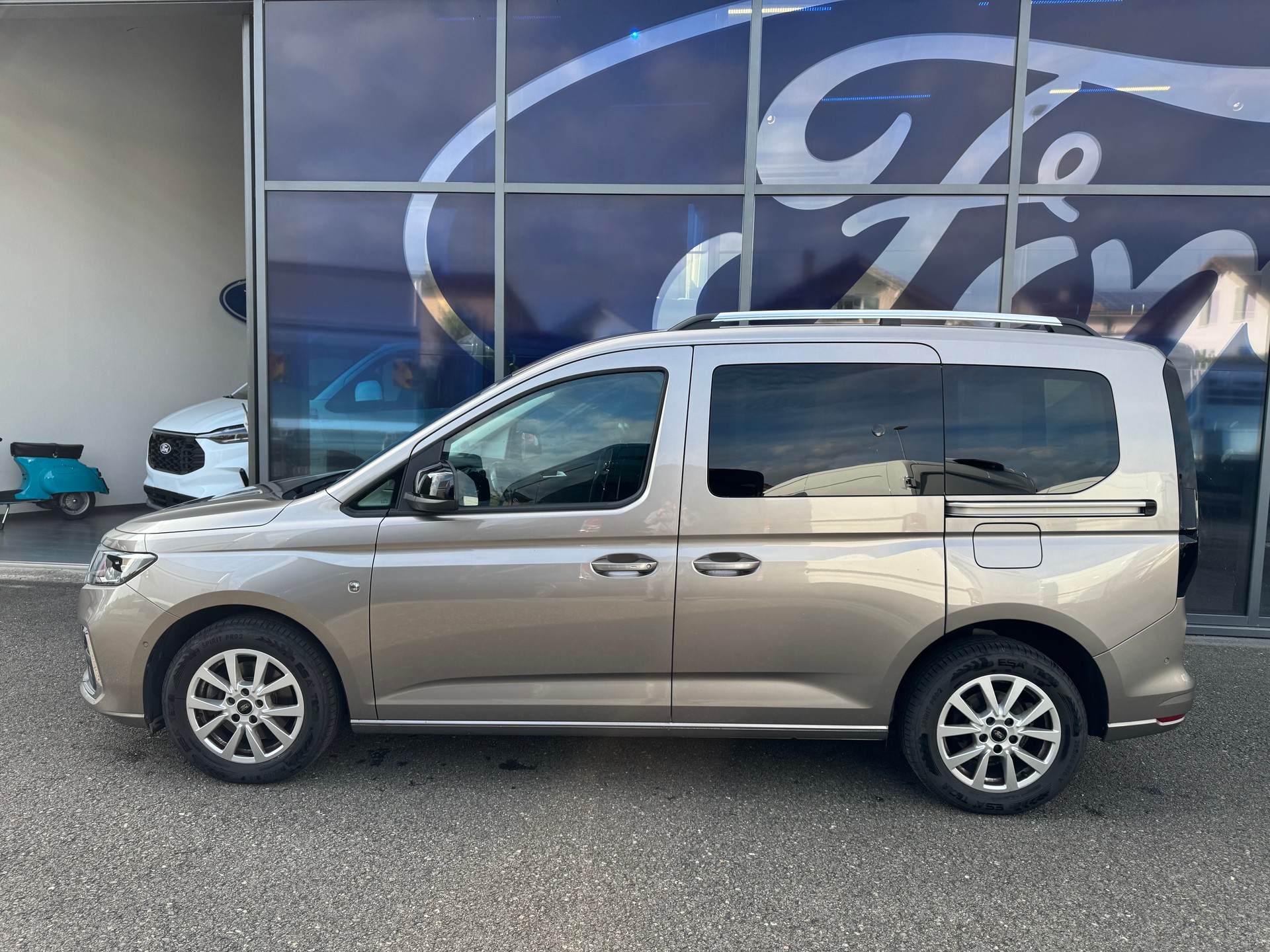 FORD TOURNEO Connect 1.5 EcoBoost 114 Titanium-image-1