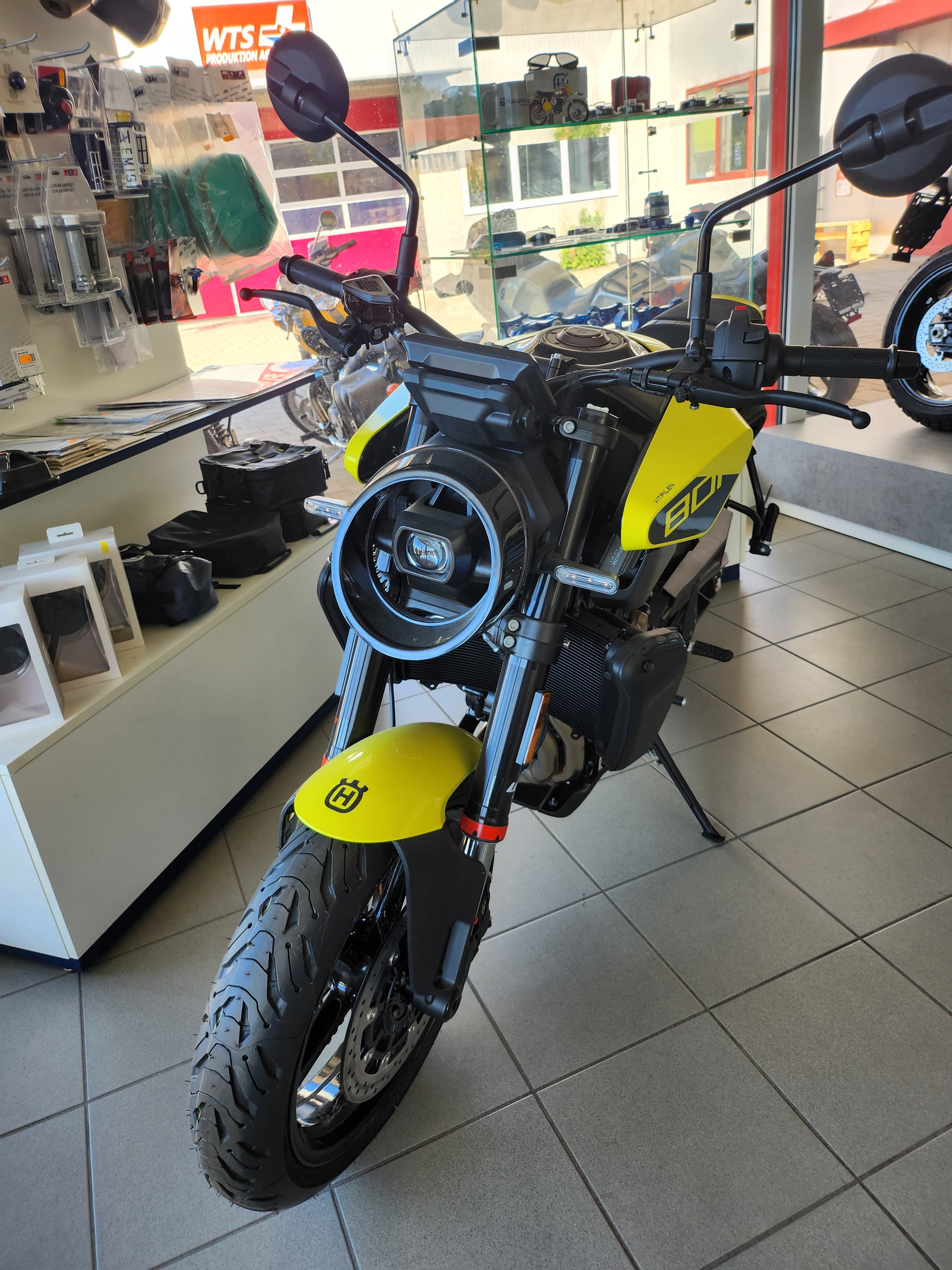 HUSQVARNA Svartpilen 801-image-1