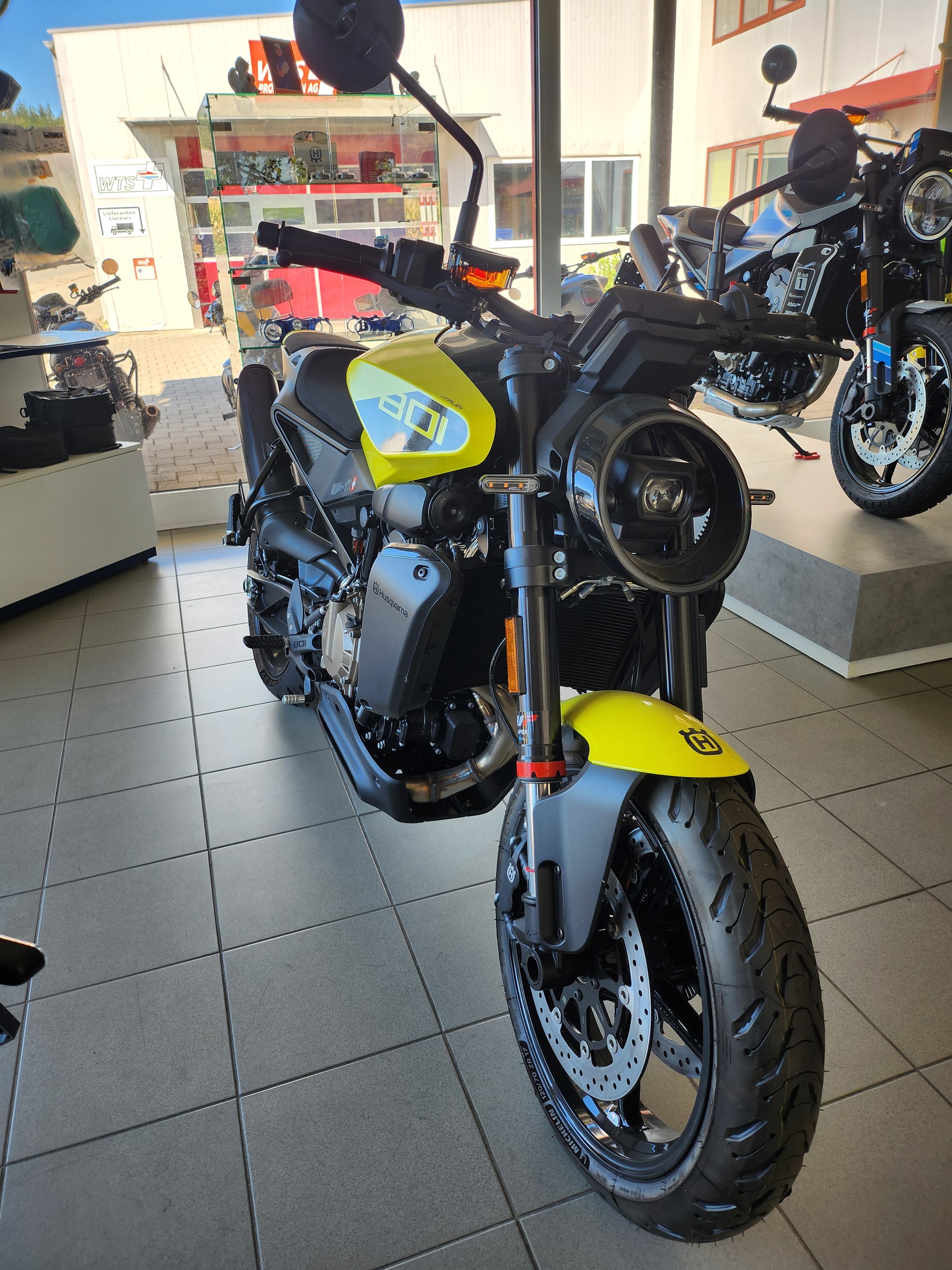 HUSQVARNA Svartpilen 801-image-2