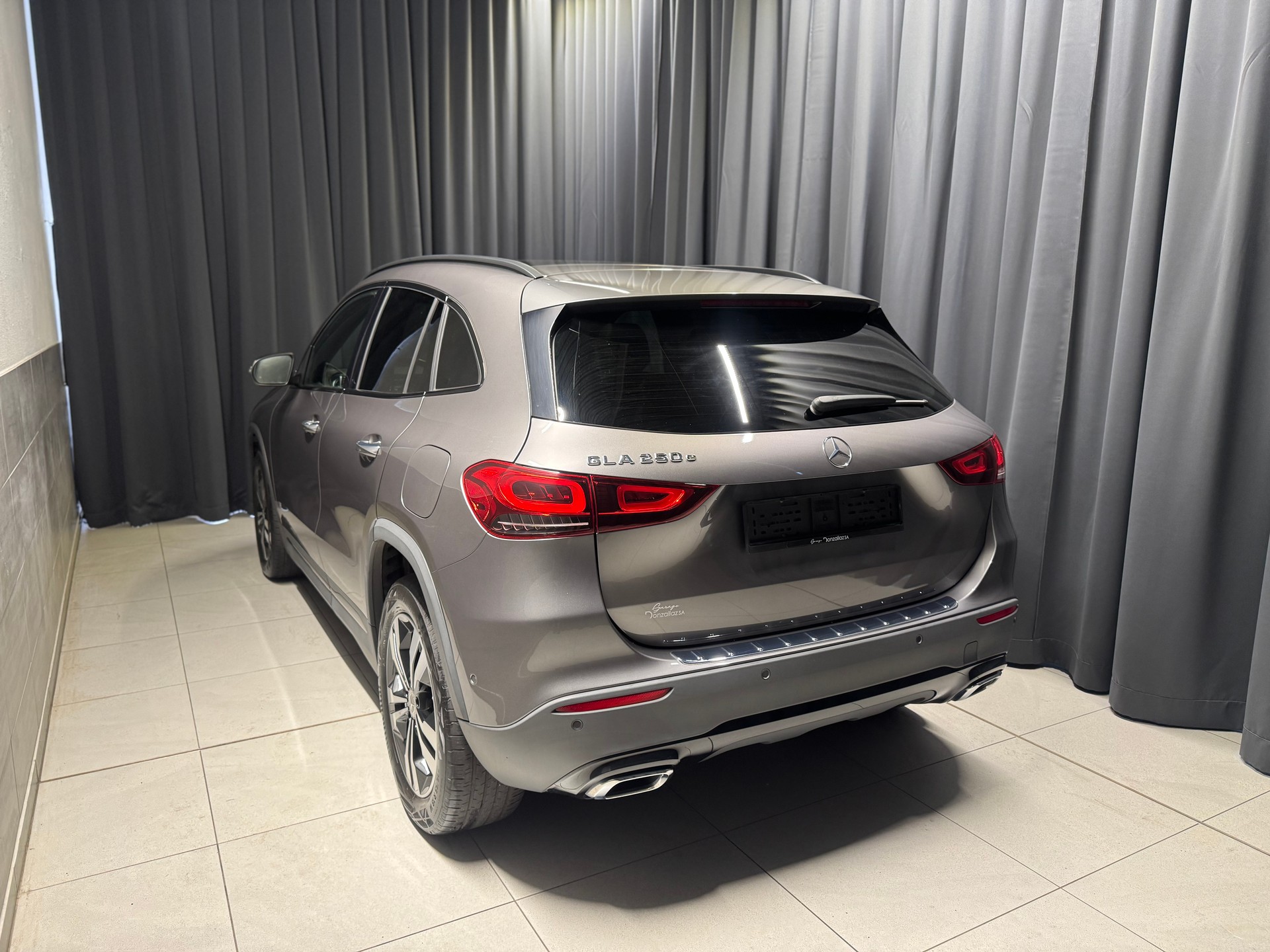 MERCEDES-BENZ GLA 250e Progressive 8G-DCT (46)-showroom-element-3