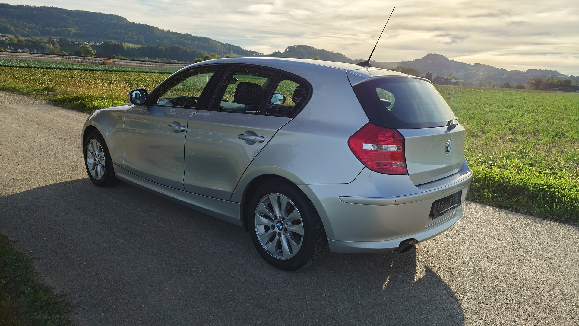 BMW 116i Dynamic Edition-showroom-element-2