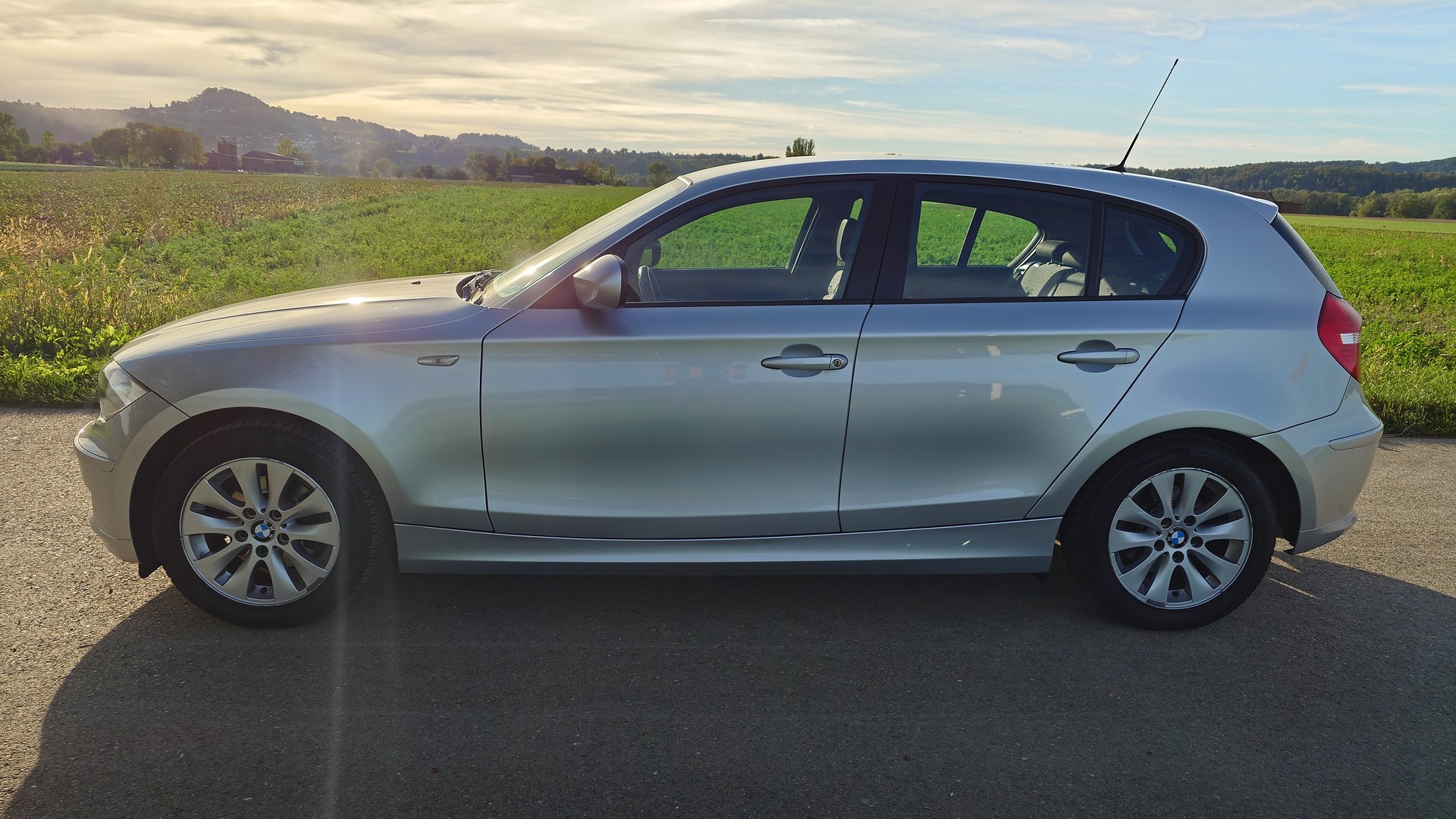 BMW 116i Dynamic Edition-showroom-element-1