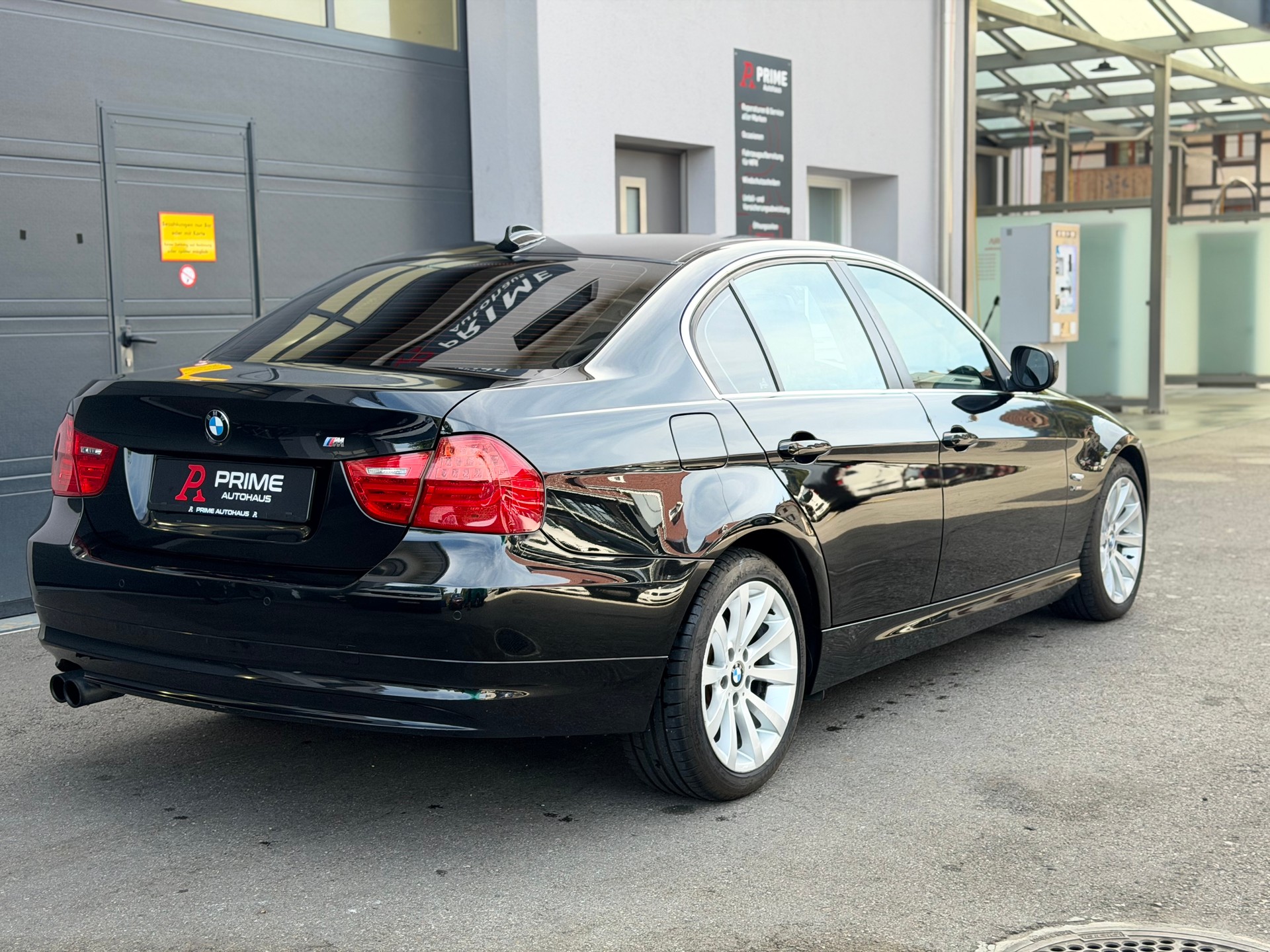 BMW 325i x-Drive Steptronic-showroom-element-3