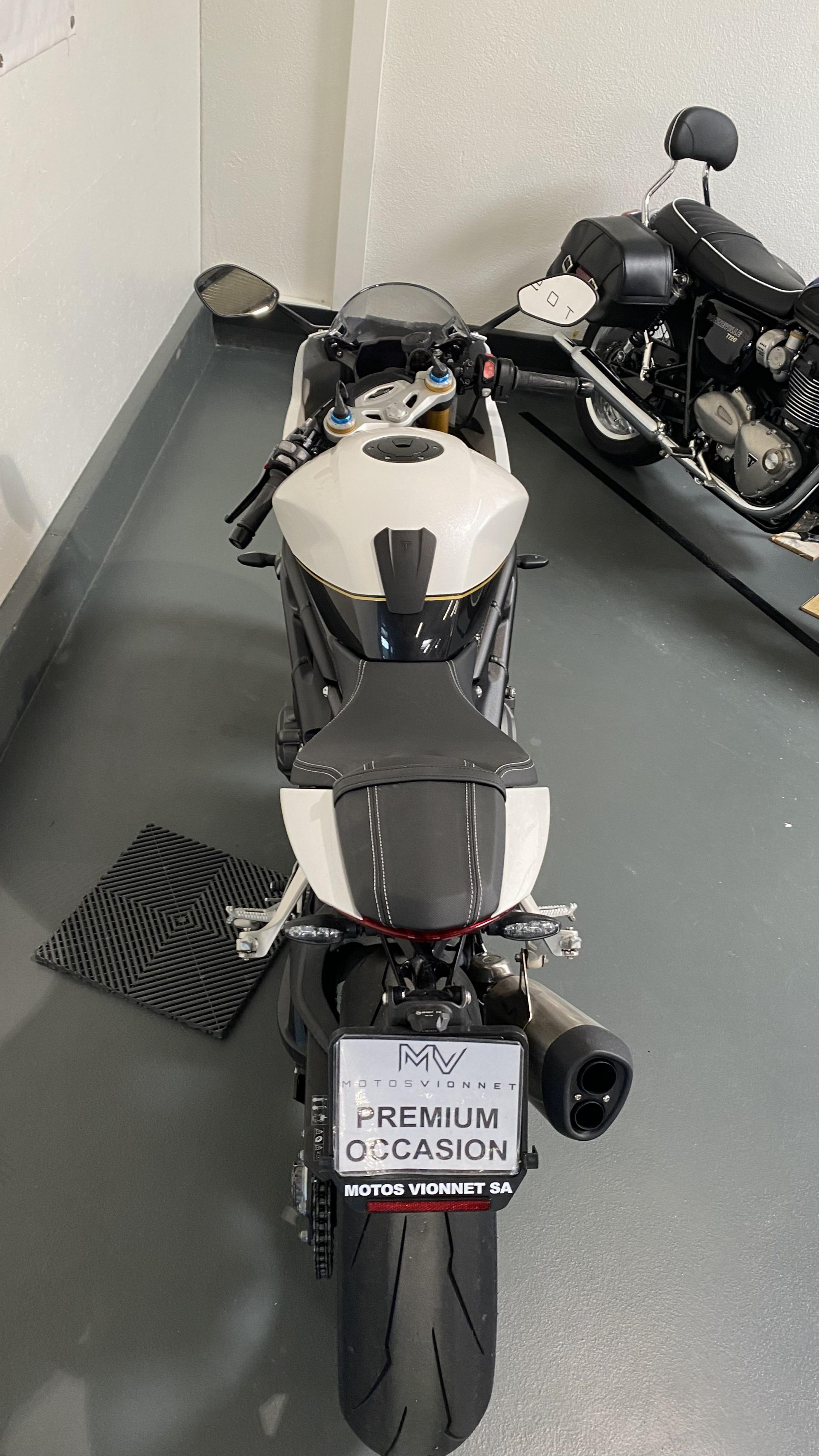 TRIUMPH Speed Triple 1200 RR-image-2