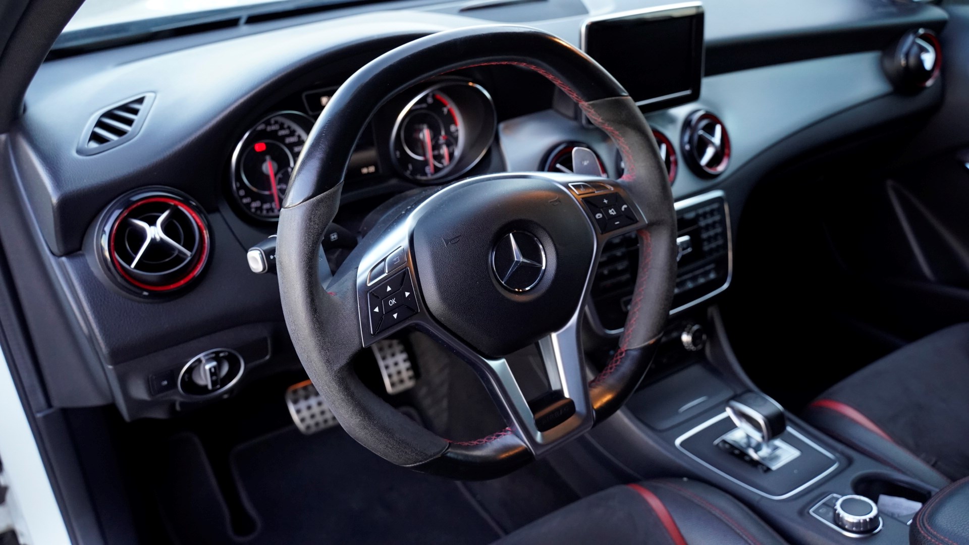 MERCEDES-BENZ GLA 45 AMG 4Matic 7G-DCT-image-4