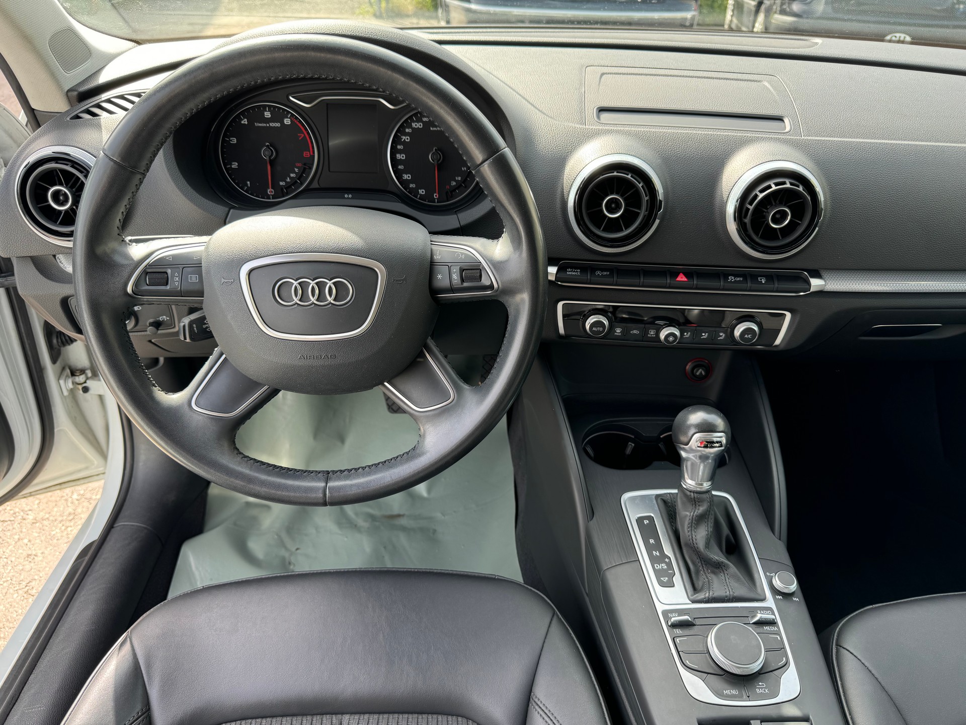 AUDI A3 Sedan 1.4 TFSI Ambiente S-tronic-image-13