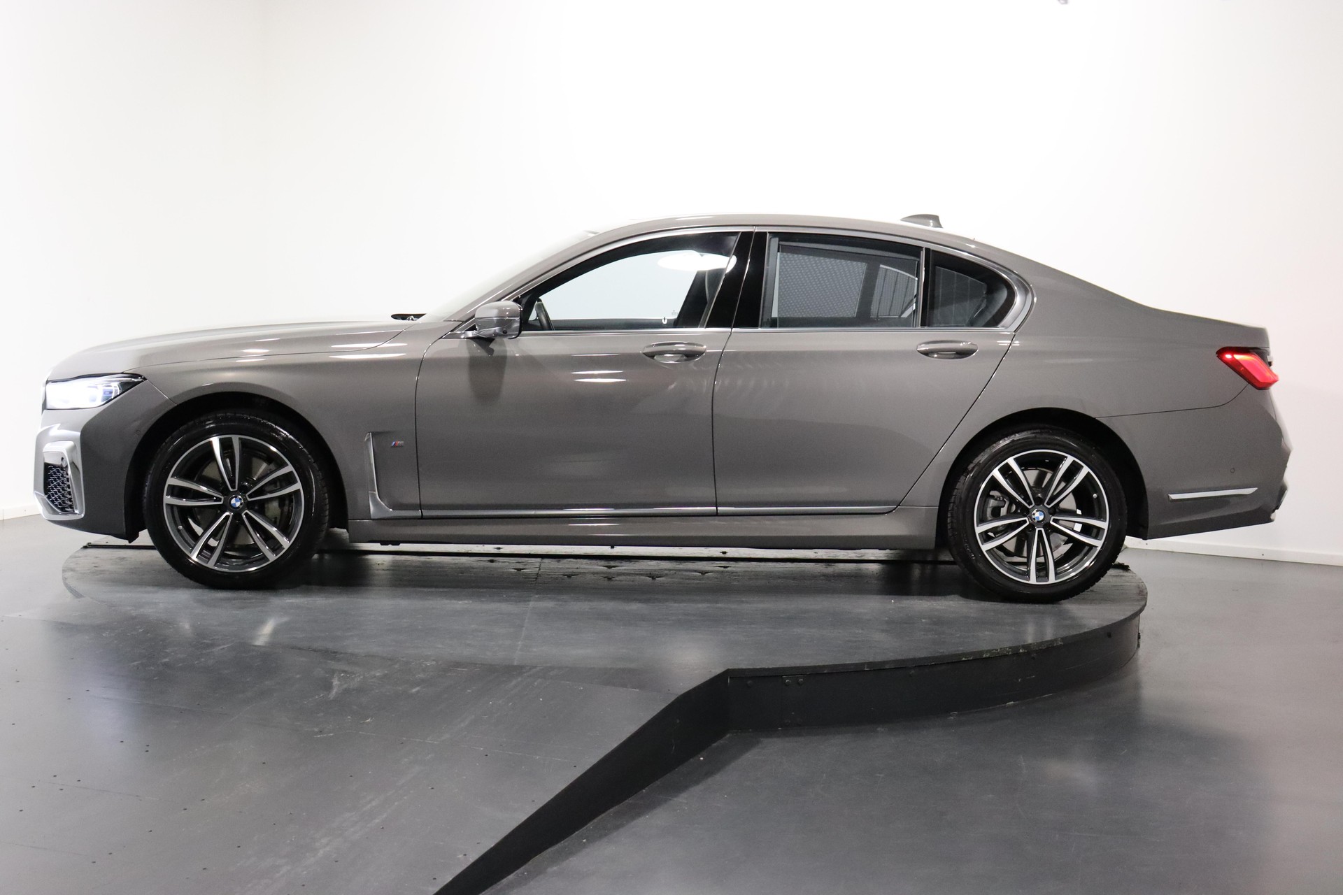 BMW 730d xDrive SAG-showroom-element-1