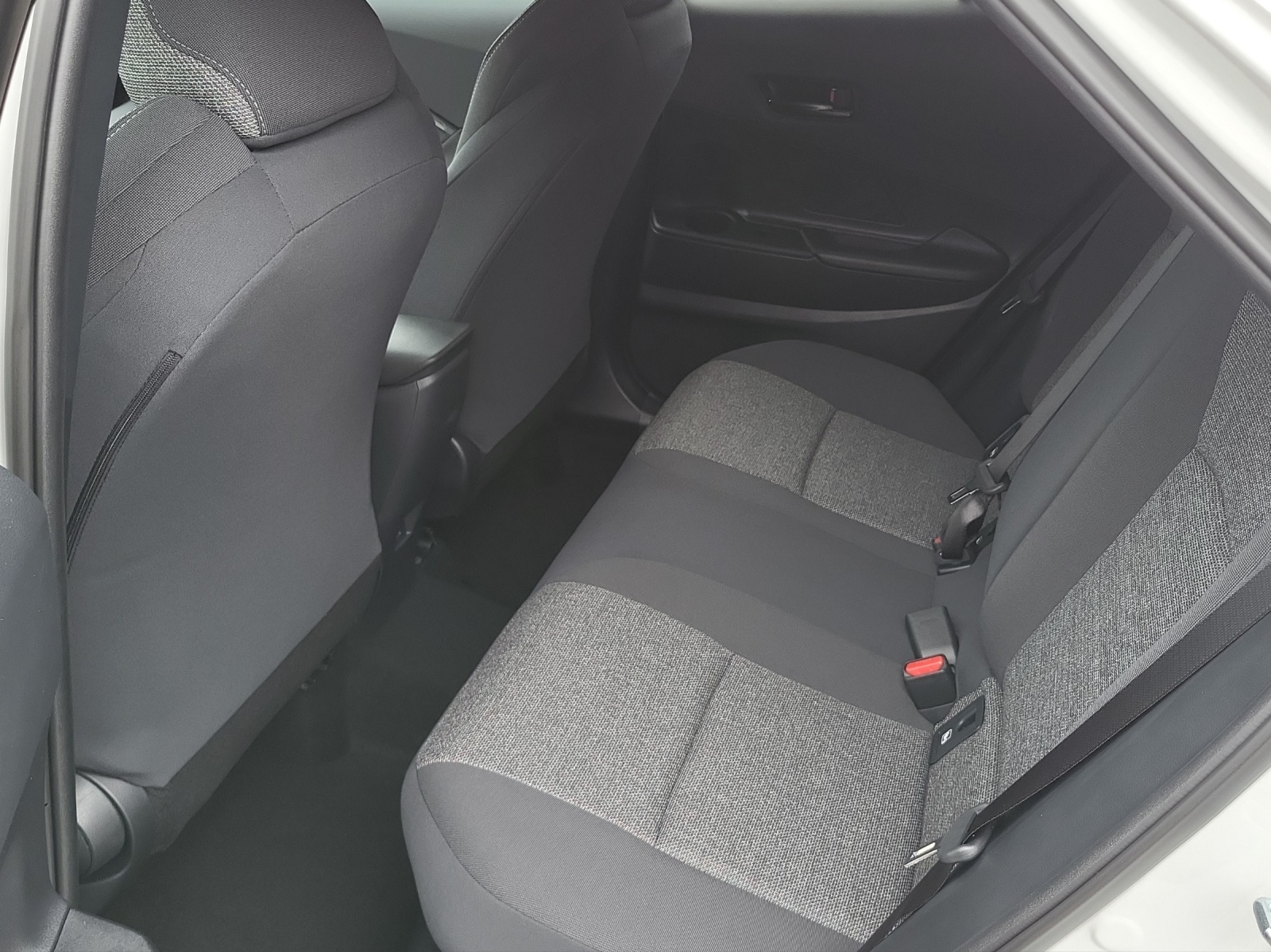 TOYOTA C-HR 2.0 HEV Swiss Edition 4x4-image-13