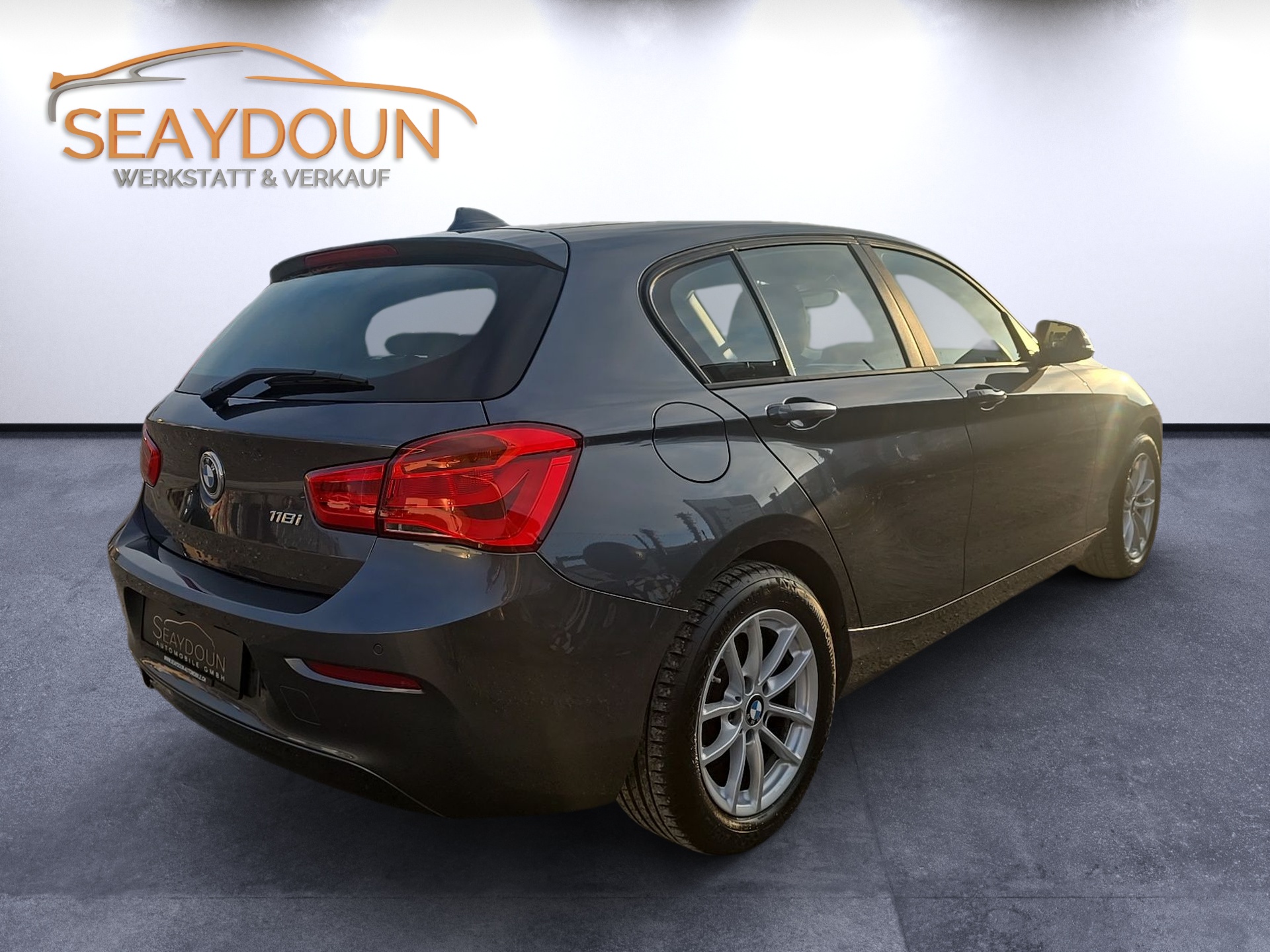 BMW 118i Steptronic-showroom-element-3