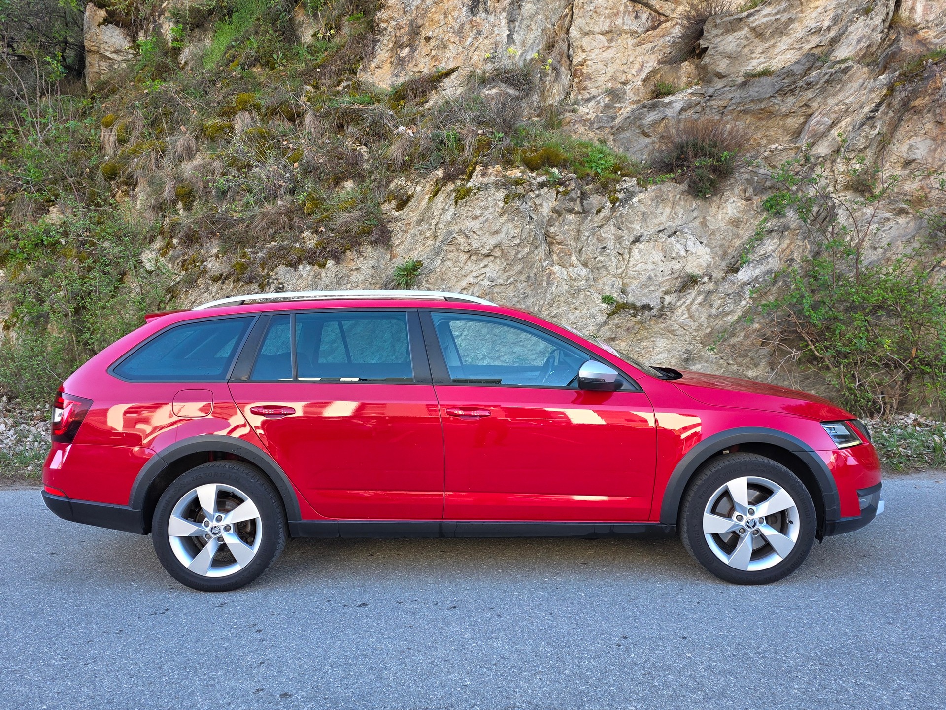 SKODA Octavia Combi 2.0 TSI Scout 4x4 DSG-image-4
