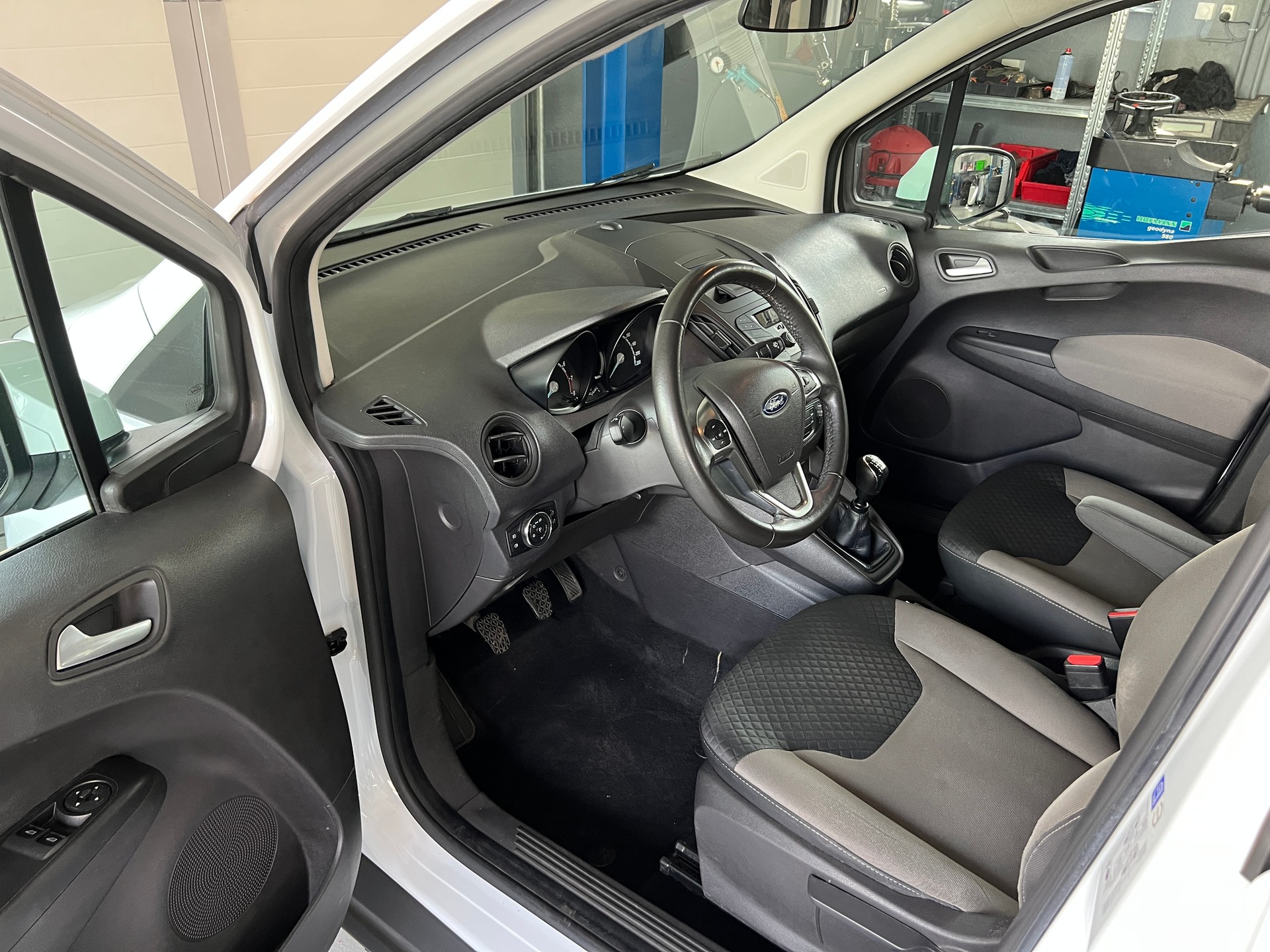 FORD Tourneo Courier 1.0 SCTi Trend-image-5