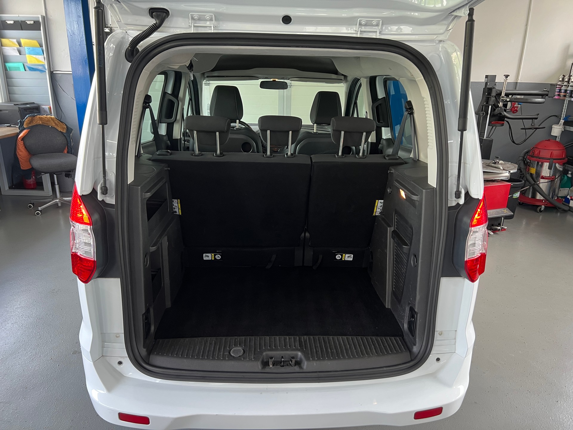 FORD Tourneo Courier 1.0 SCTi Trend-image-4