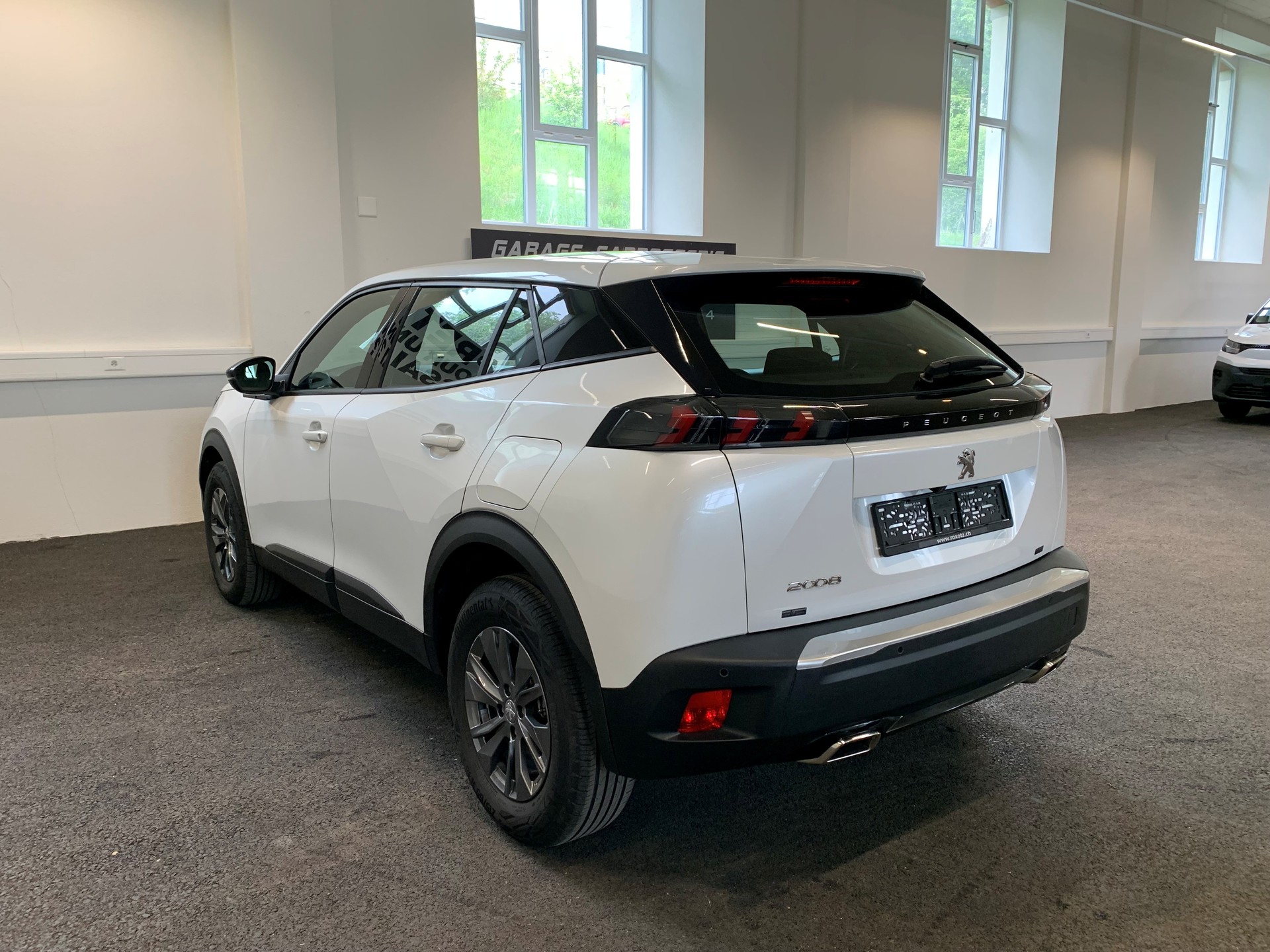 PEUGEOT 2008 1.2 PureTech Active Pack EAT8-image-5