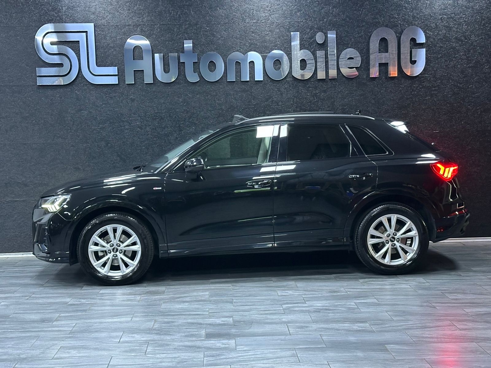AUDI Q3 35 TFSI S line Attraction S-tronic / CH Fz aus 1 Hand / Vollausstattung-showroom-element-3