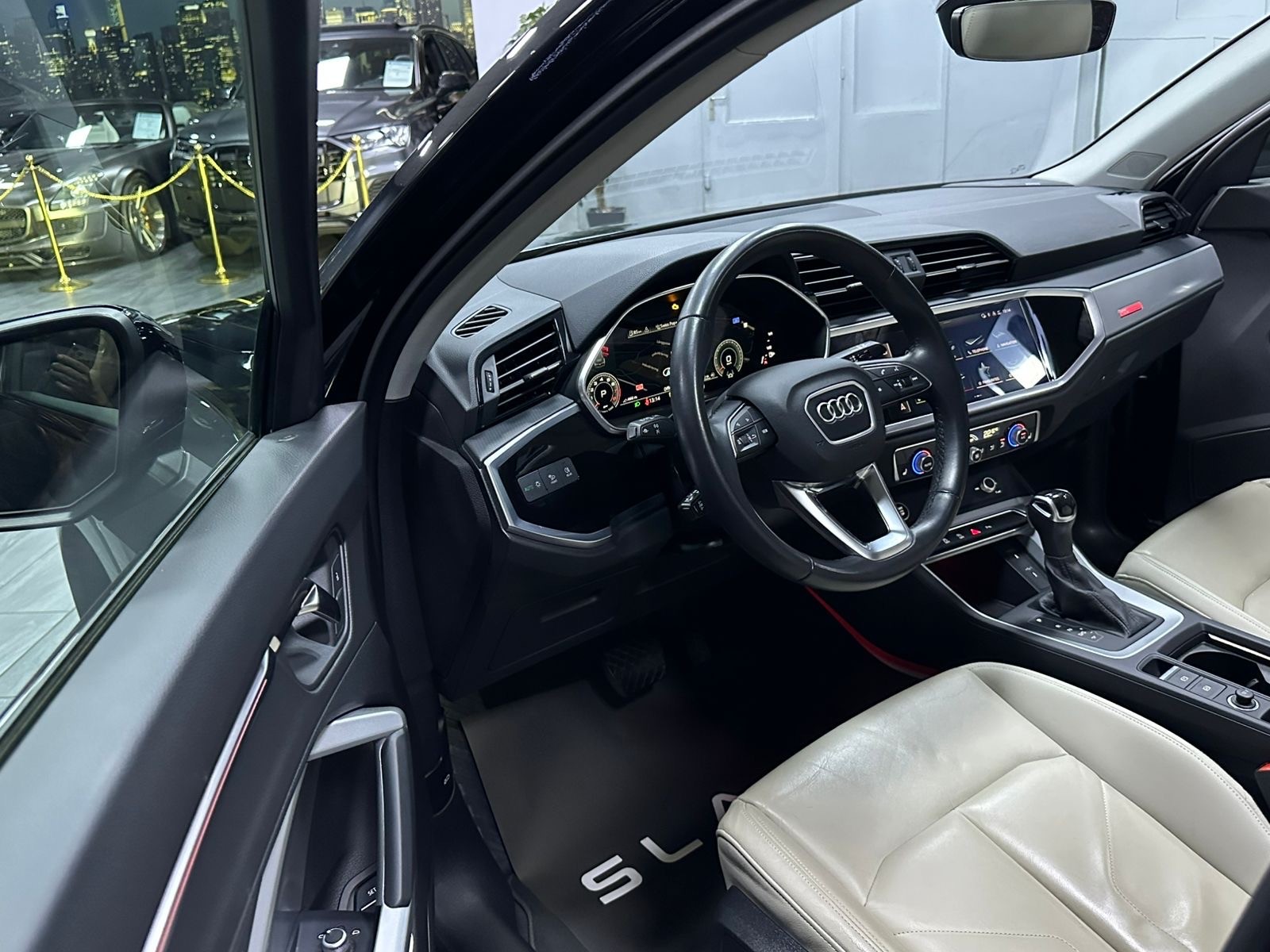 AUDI Q3 35 TFSI S line Attraction S-tronic / CH Fz aus 1 Hand / Vollausstattung-image-9