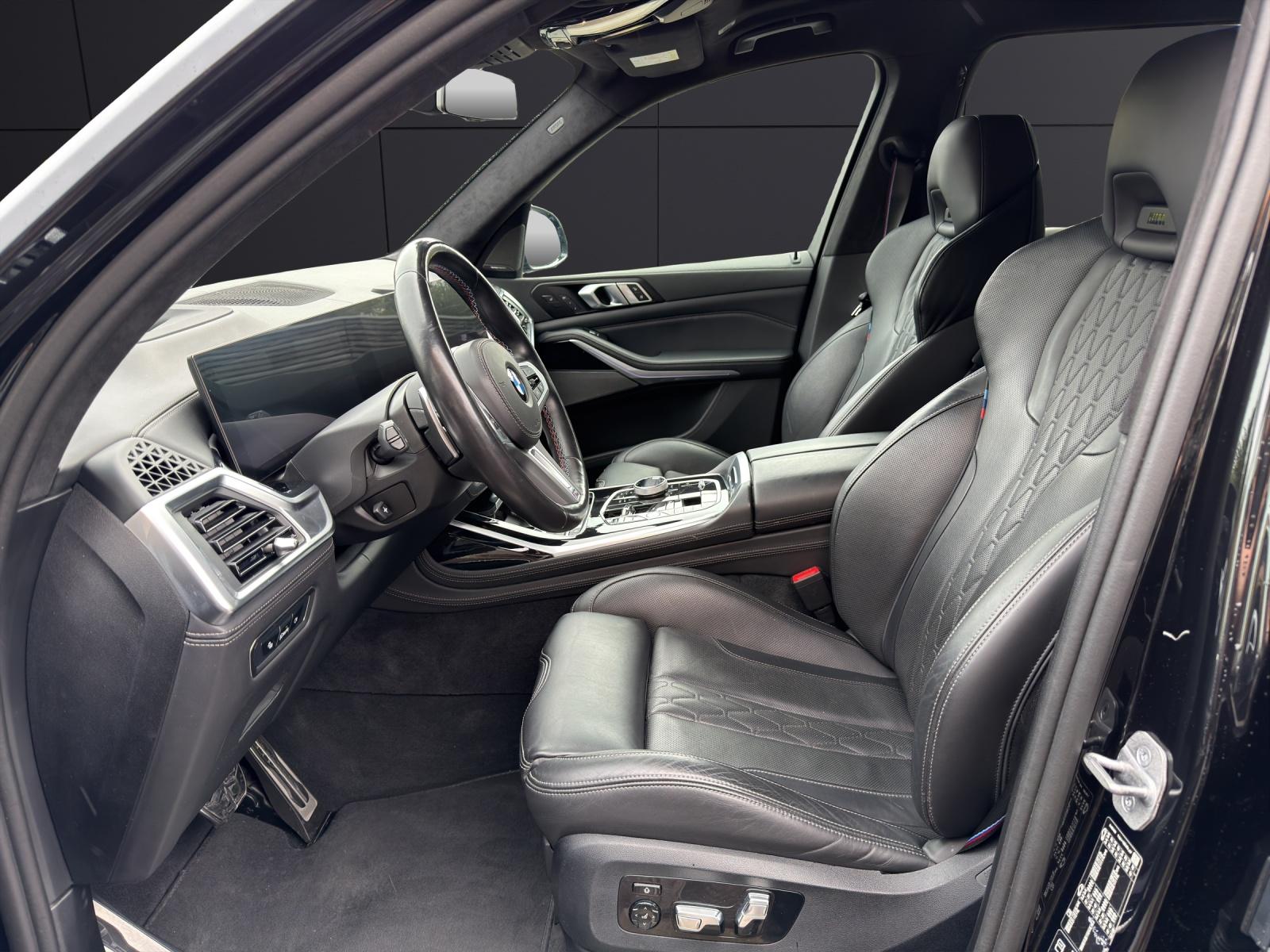 BMW X7 M60i-showroom-element-1