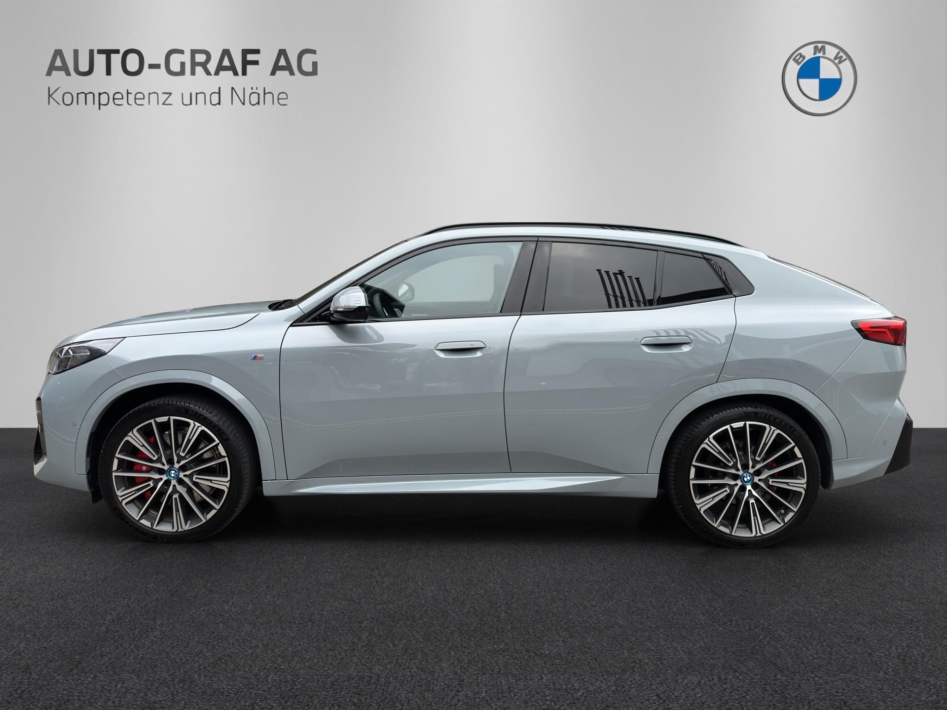BMW iX2 xDrive 30 M Sport Pro-showroom-element-1