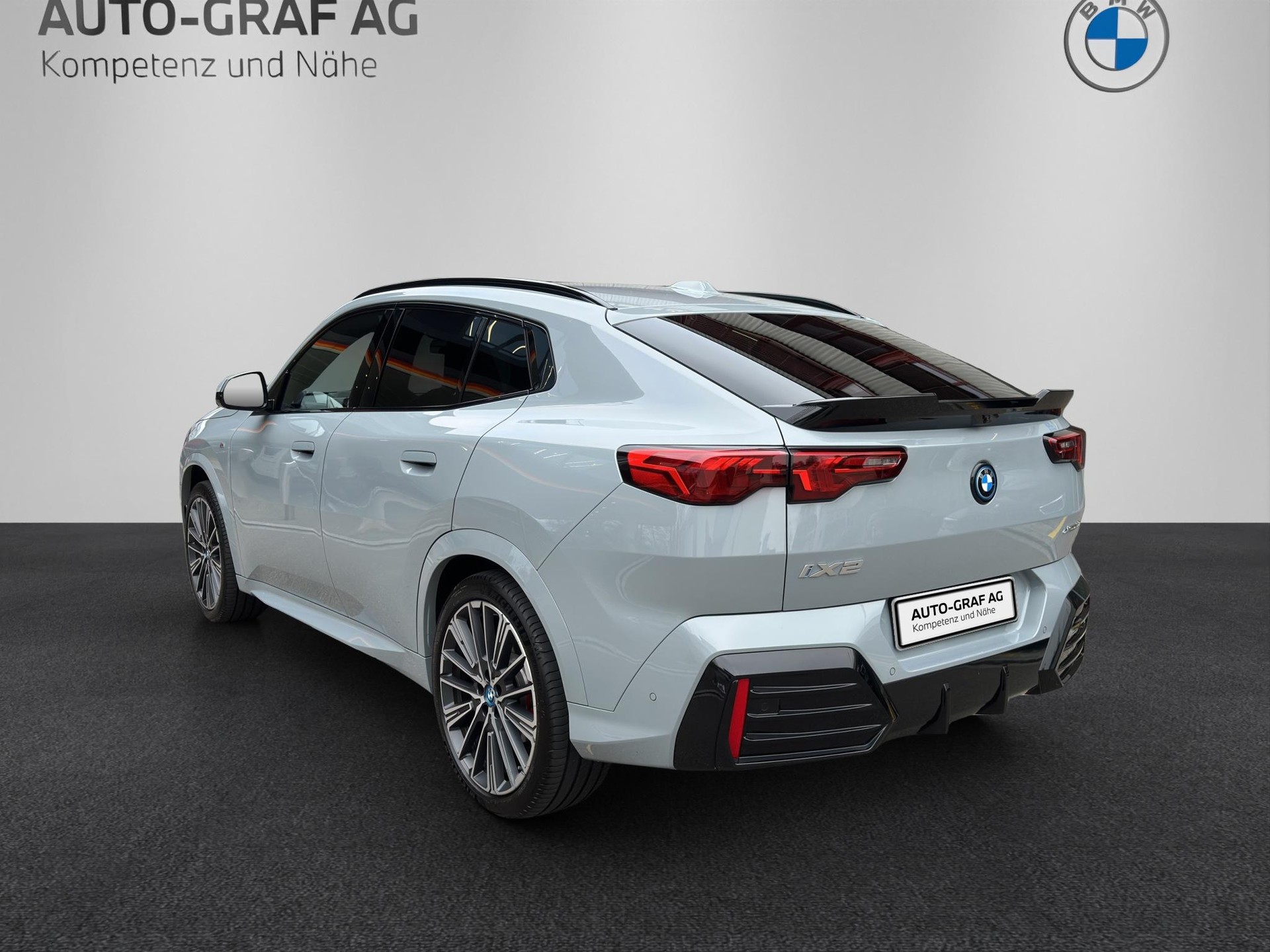 BMW iX2 xDrive 30 M Sport Pro-showroom-element-2