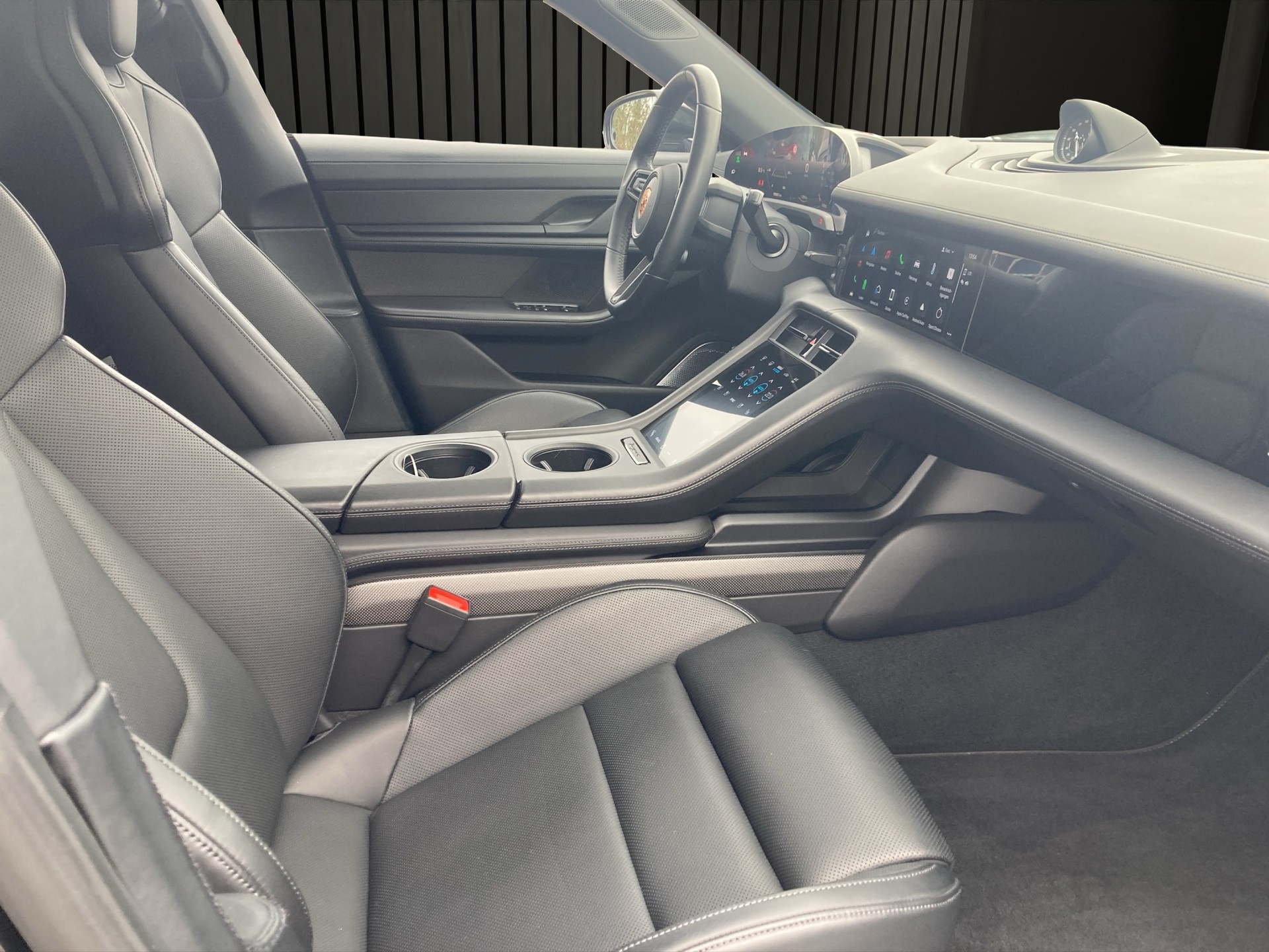 PORSCHE Taycan 4S Cross Turismo-image-17