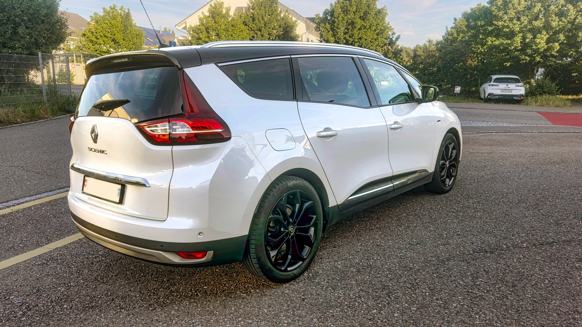 RENAULT Grand Scénic 1.3 TCe Black Edition – 5/7-Sitzer – lückenloser Service & top gepflegt-image-3