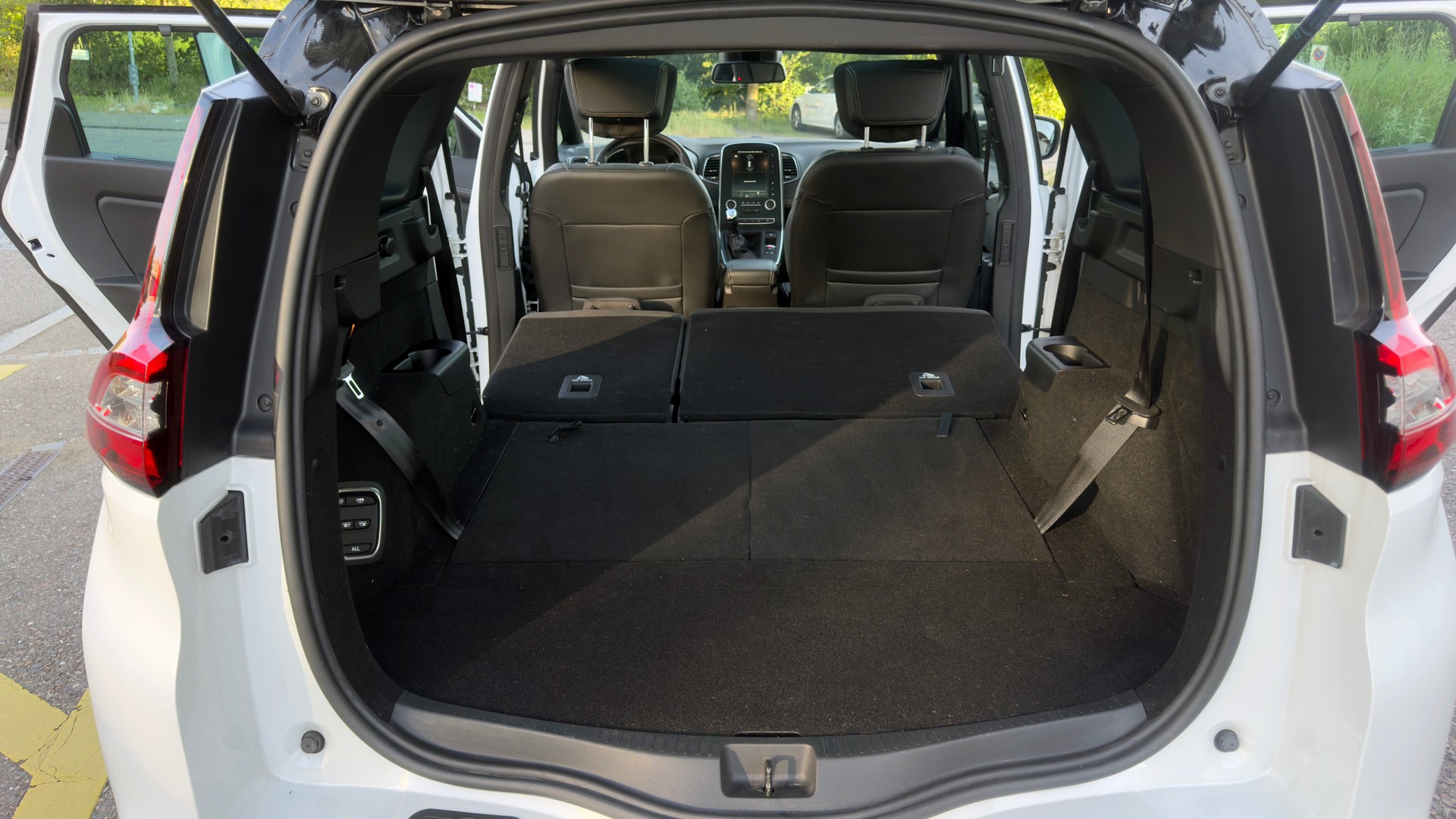 RENAULT Grand Scénic 1.3 TCe Black Edition – 5/7-Sitzer – lückenloser Service & top gepflegt-image-8