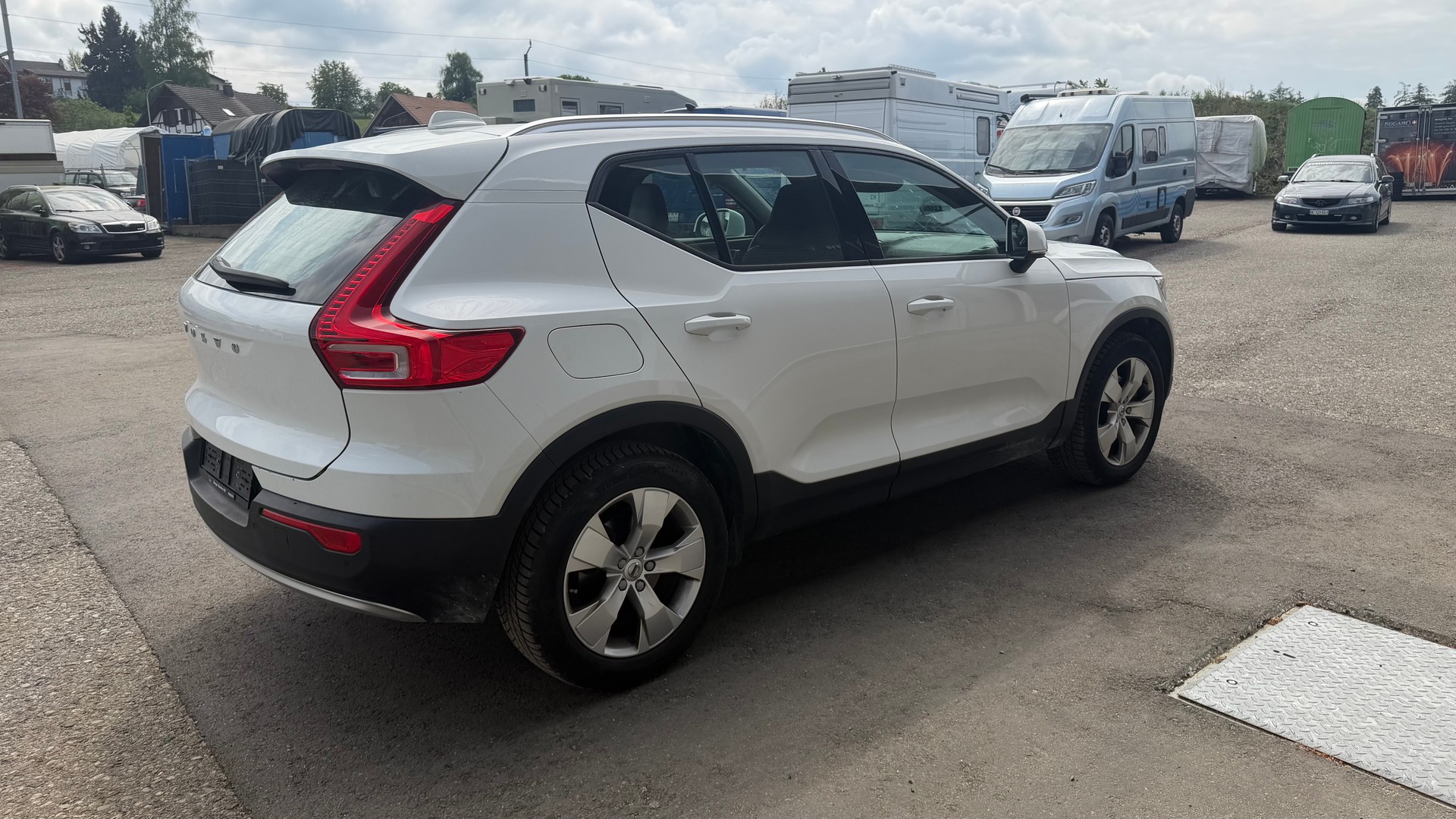 VOLVO XC40 D3 AWD Momentum Geartronic-image-3