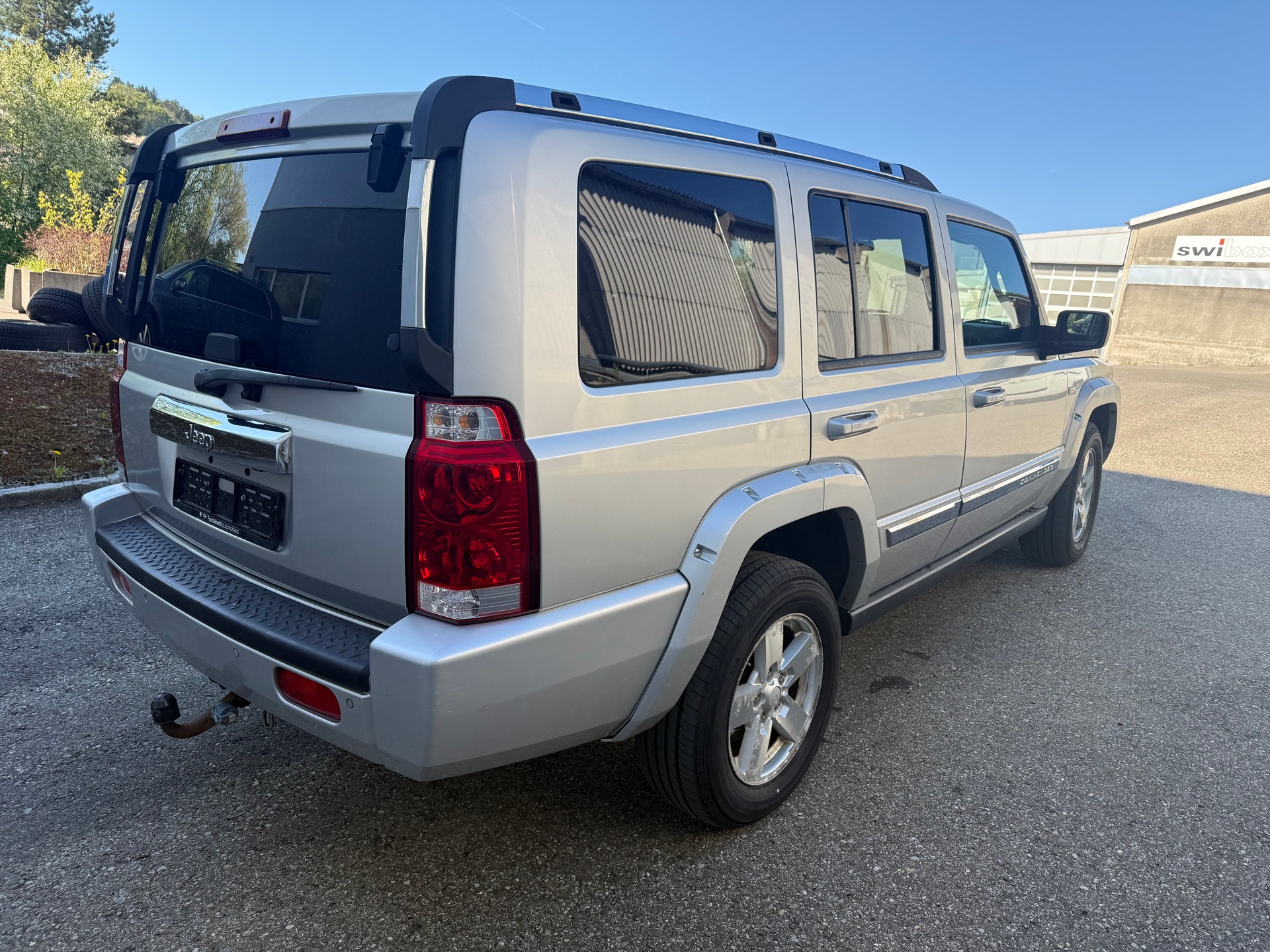 JEEP Commander 5.7 HEMI Limited Automatic-image-3
