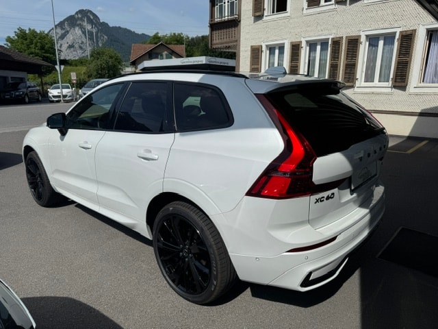 VOLVO XC60 2.0 B5 MH Black Edition AWD-image-4