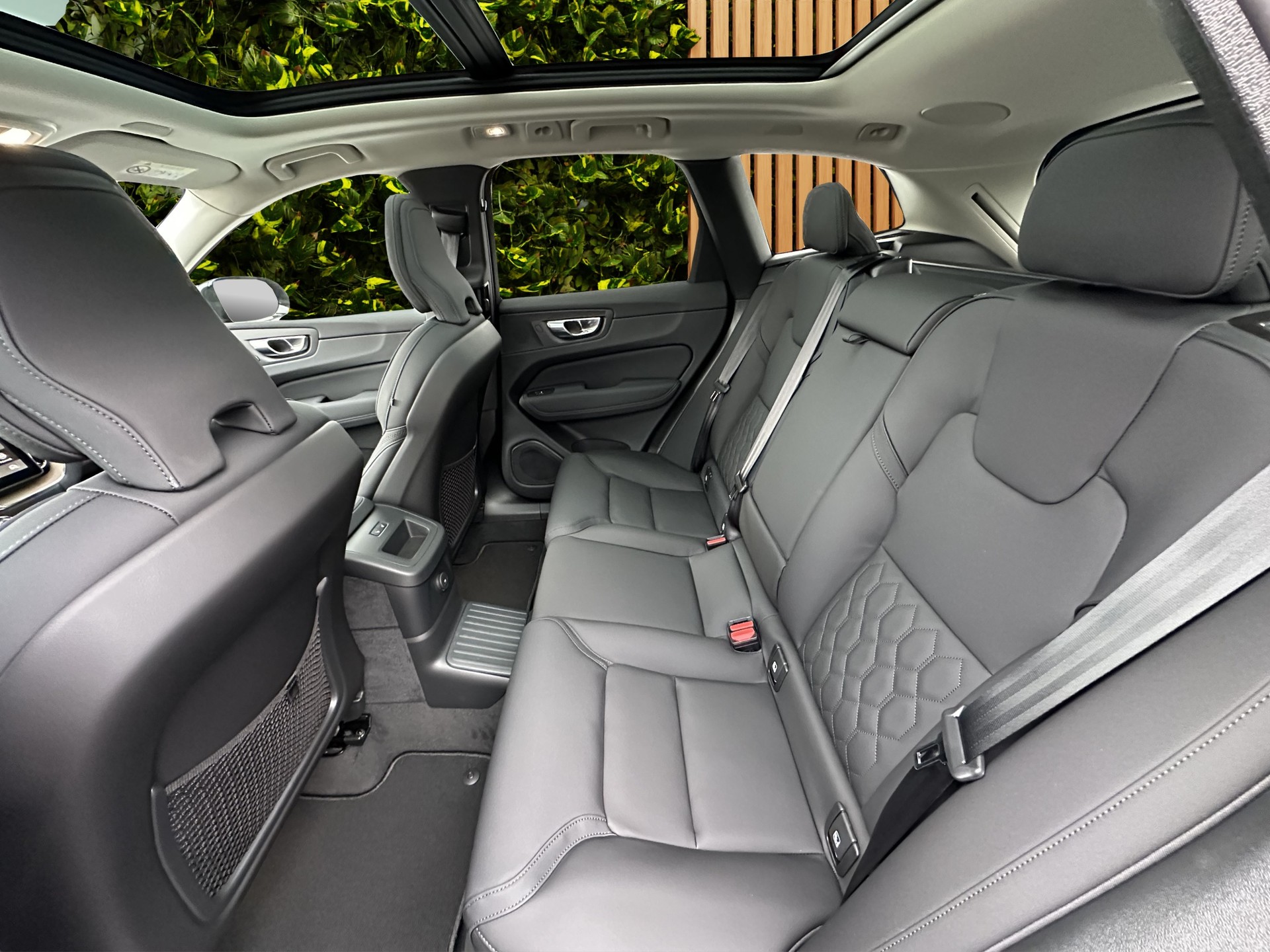 VOLVO XC60 2.0 T8 TE Ultra Dark eAWD-image-14