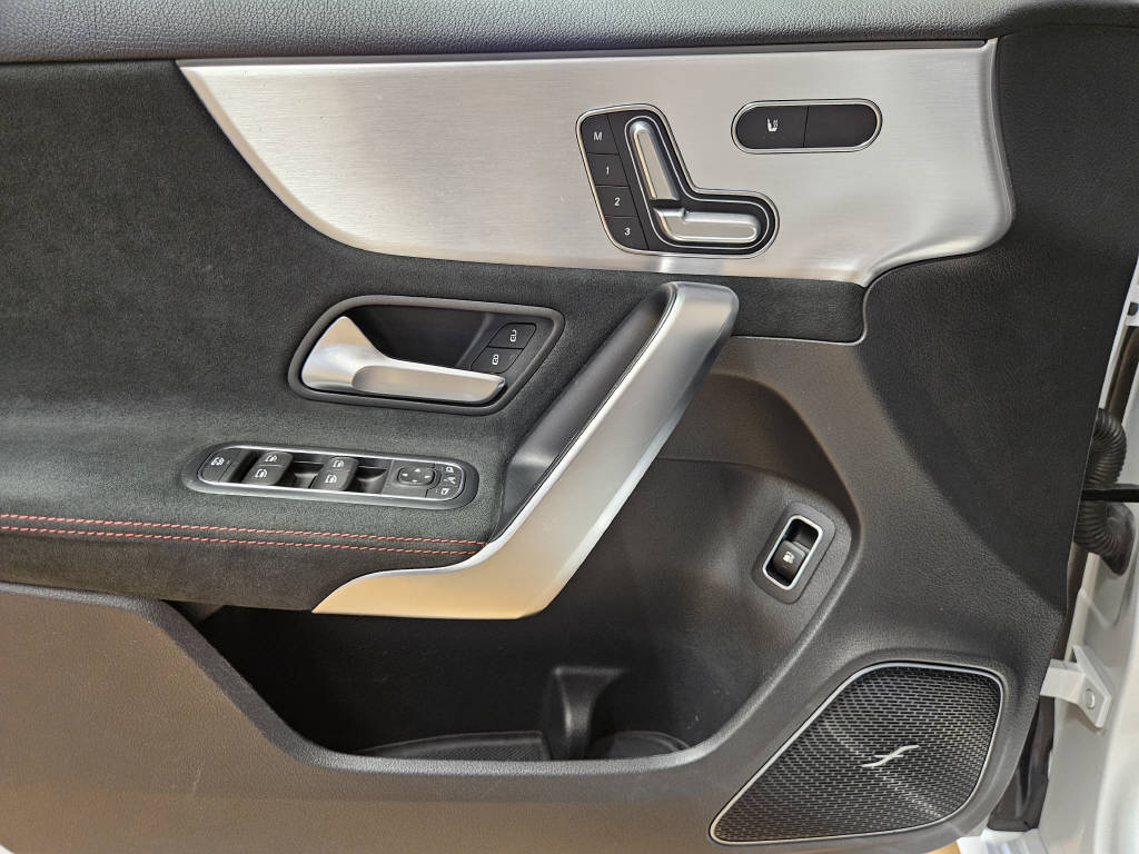 MERCEDES-BENZ A 250 e AMG Line-image-9