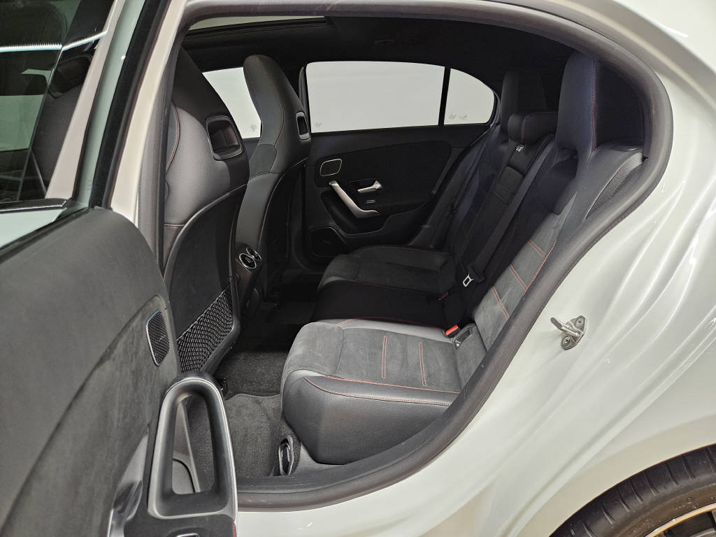 MERCEDES-BENZ A 250 e AMG Line-image-12