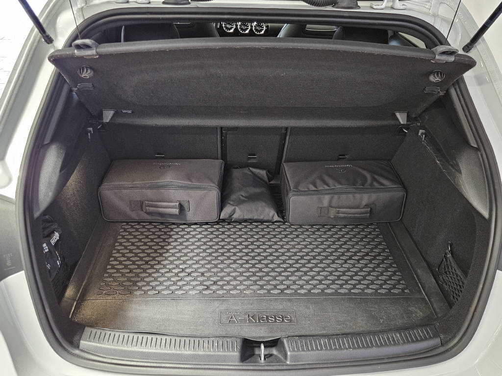 MERCEDES-BENZ A 250 e AMG Line-showroom-element-3