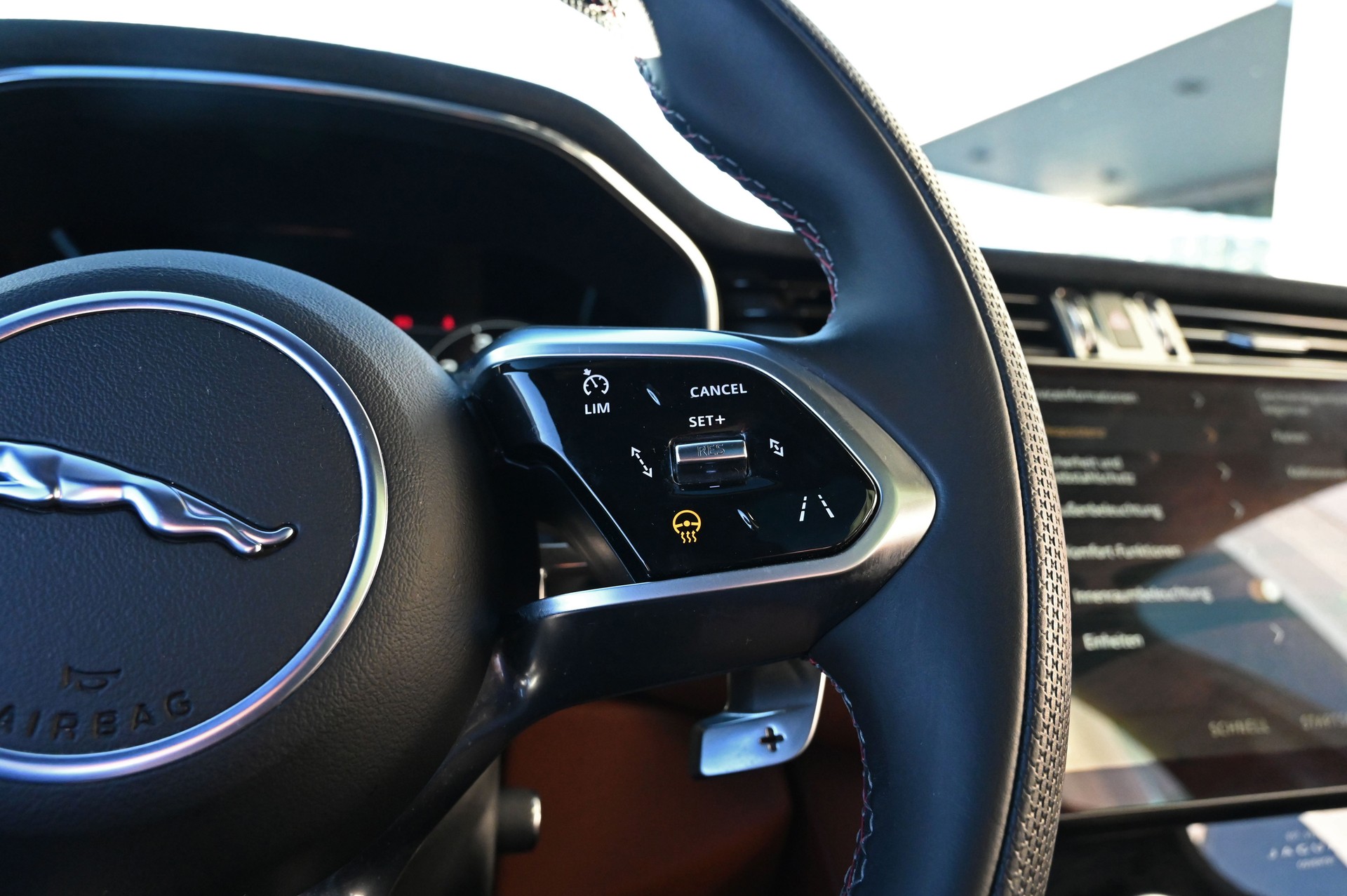 JAGUAR F-Pace 5.0 V8 SVR P550 AWD-image-27