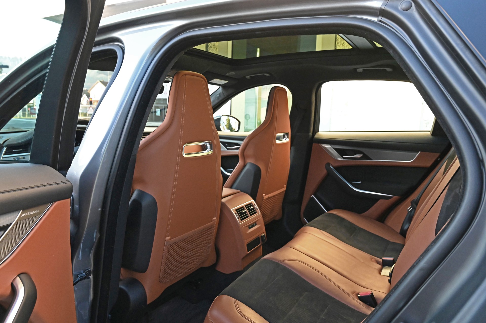 JAGUAR F-Pace 5.0 V8 SVR P550 AWD-image-11