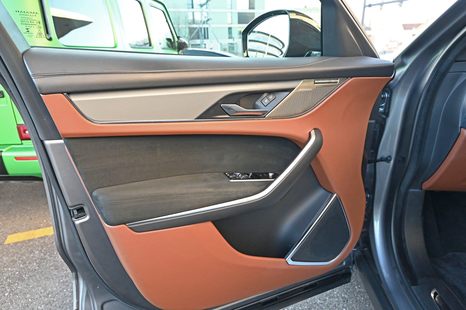 JAGUAR F-Pace 5.0 V8 SVR P550 AWD-image-9
