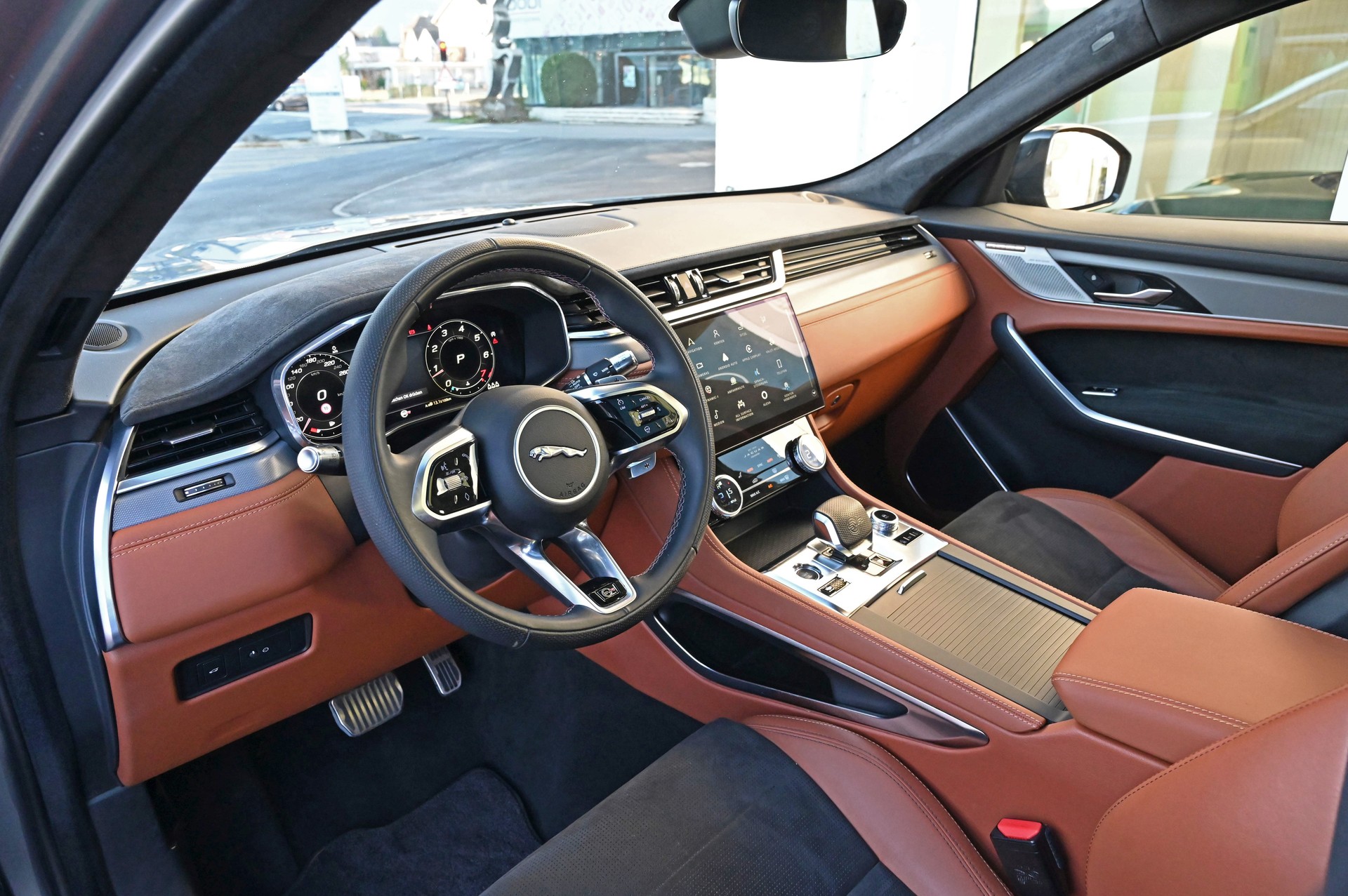 JAGUAR F-Pace 5.0 V8 SVR P550 AWD-image-8