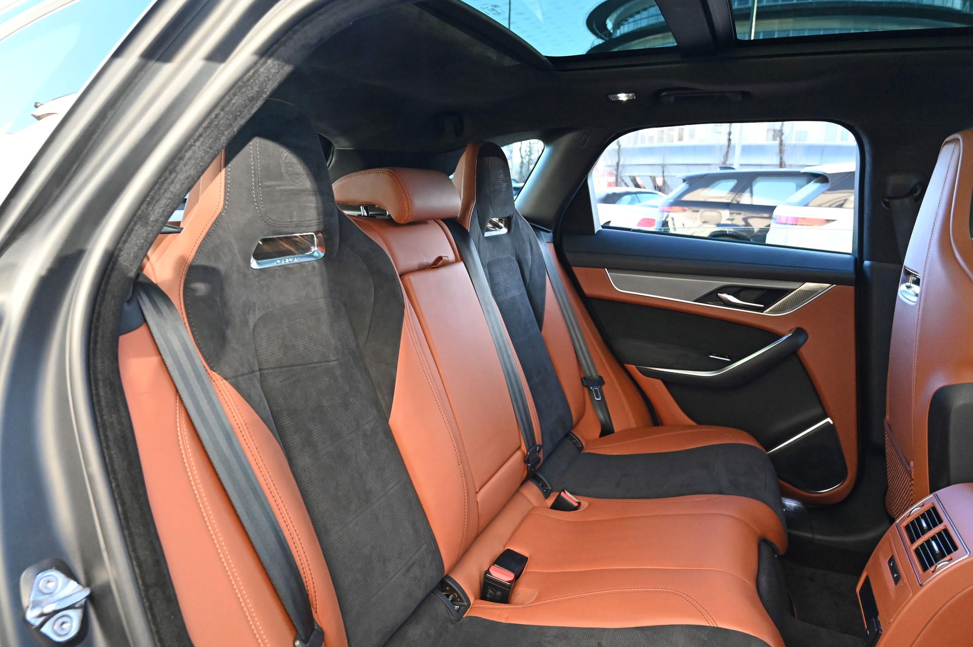 JAGUAR F-Pace 5.0 V8 SVR P550 AWD-image-16