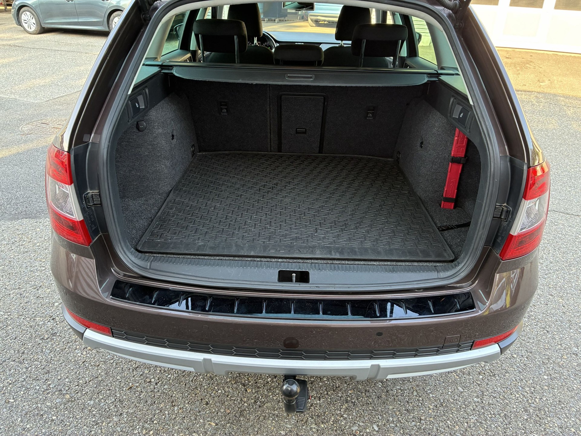 SKODA Octavia Combi 2.0 TDI Scout 4x4 DSG-image-8
