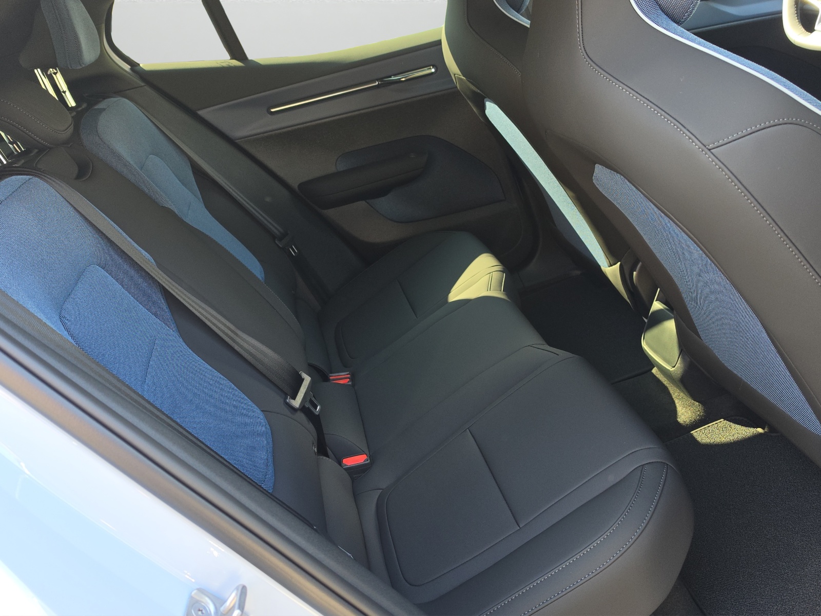 VOLVO EX30 Cross Country P8 69 kWh AWD Plus-image-15